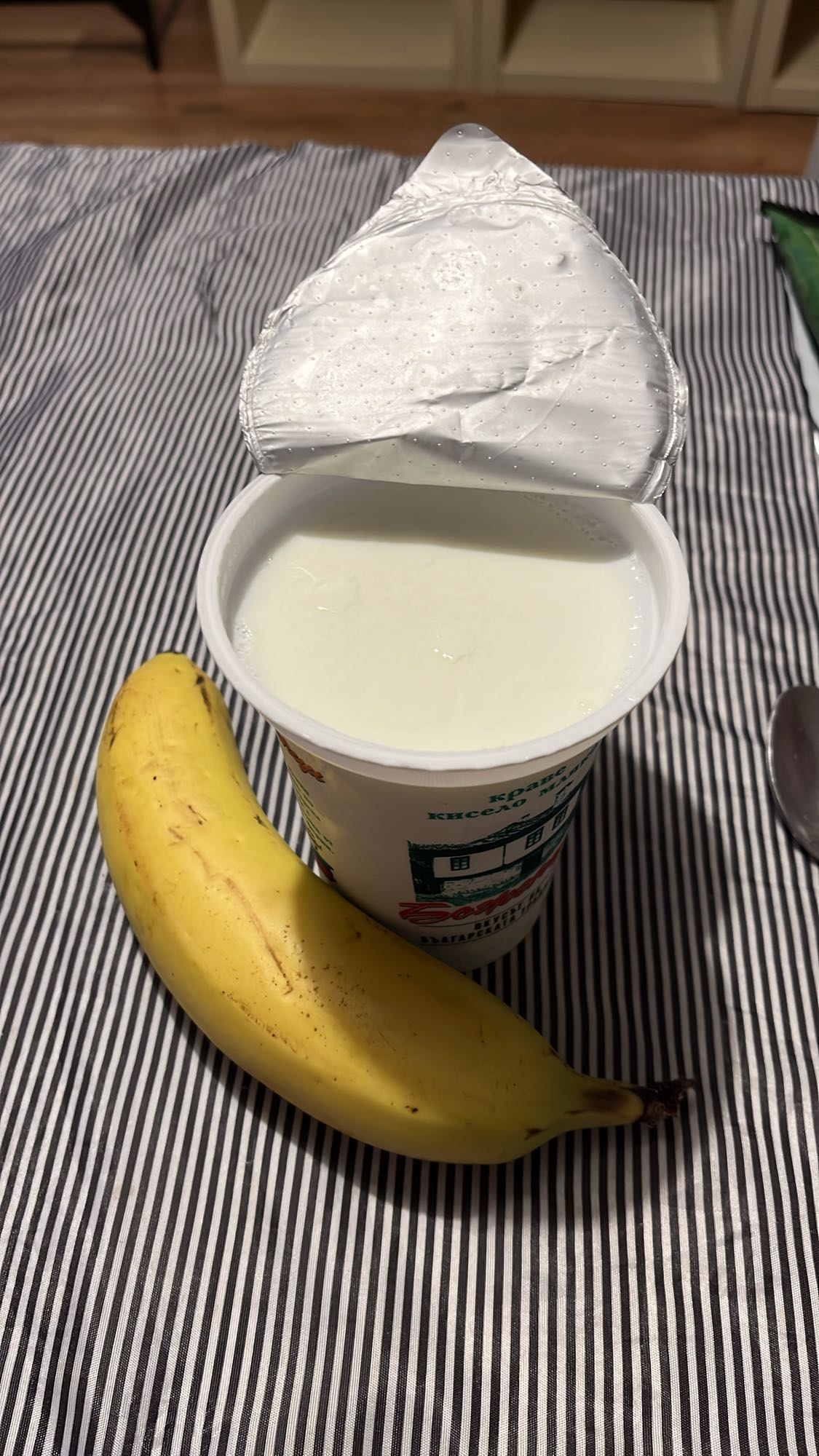 Банан с кисело мляко