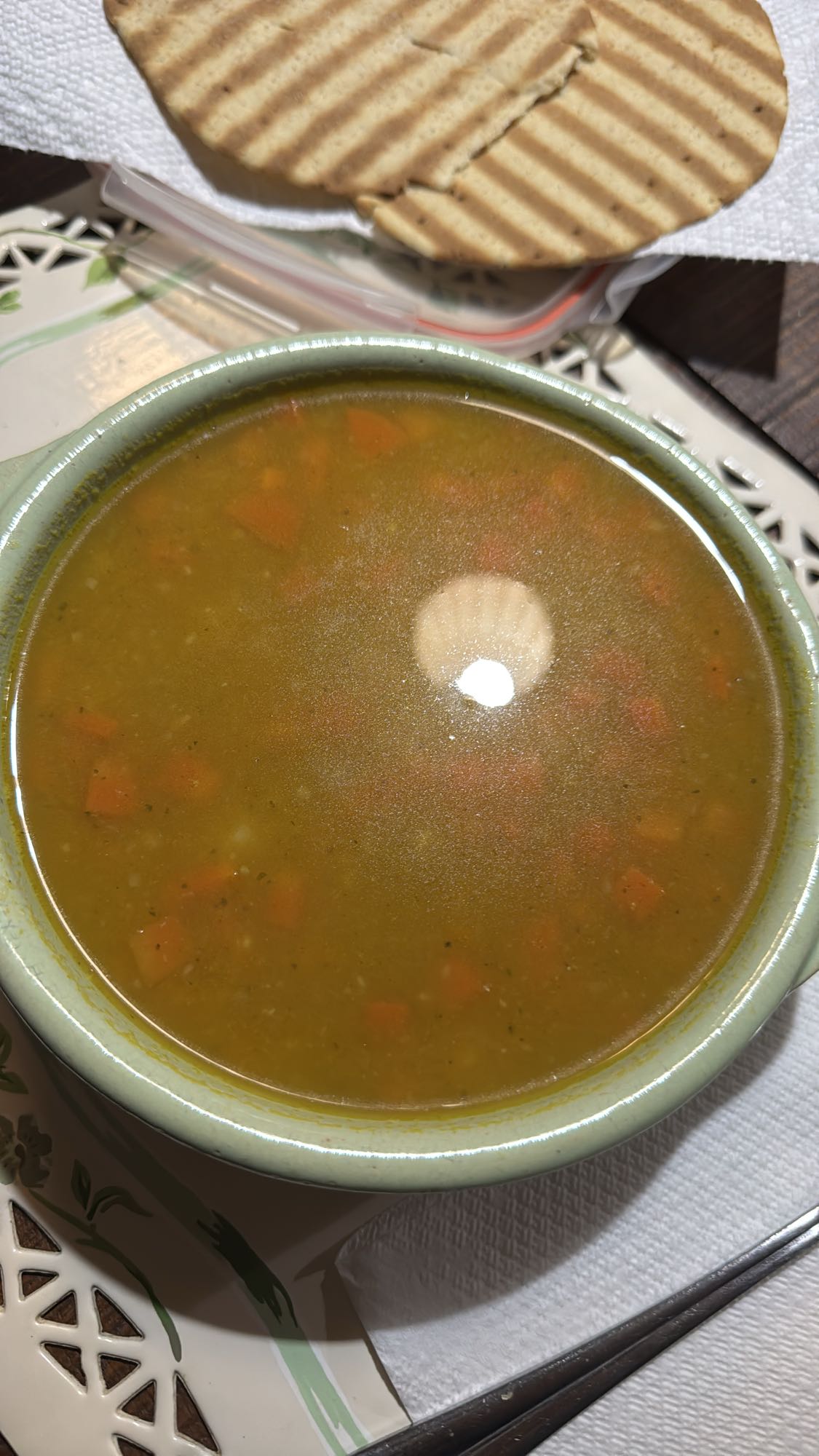 sopa de verduras y pan