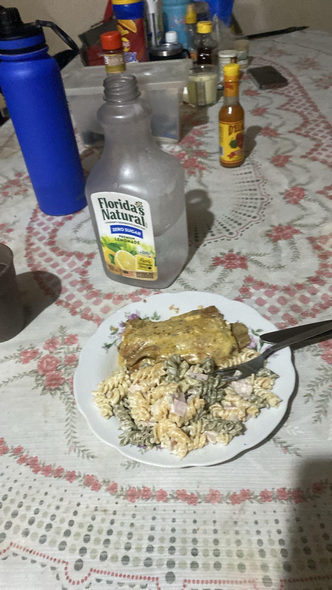 Pasta fría con pollo y jugo