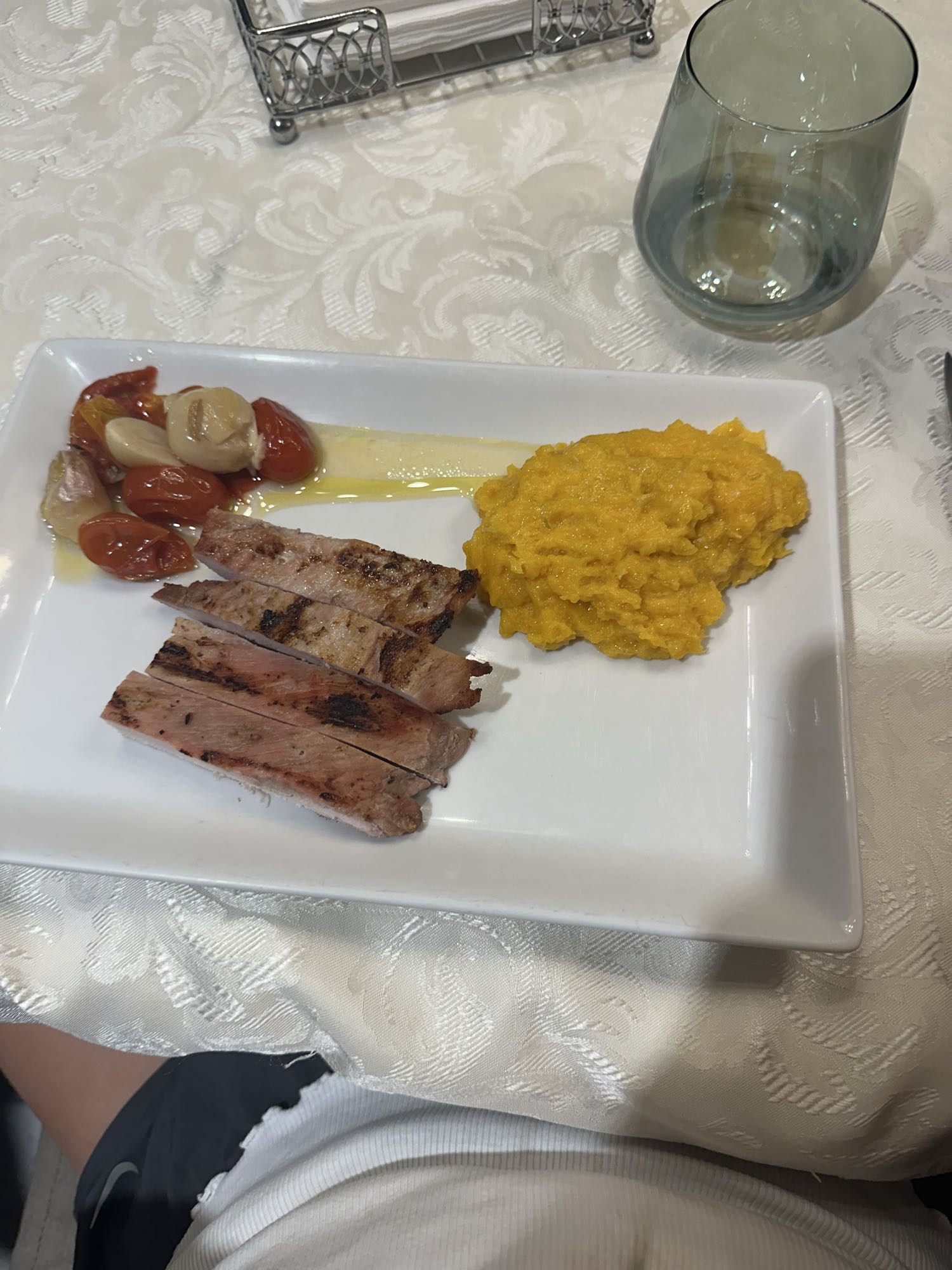 Cerdo con puré y vegetales