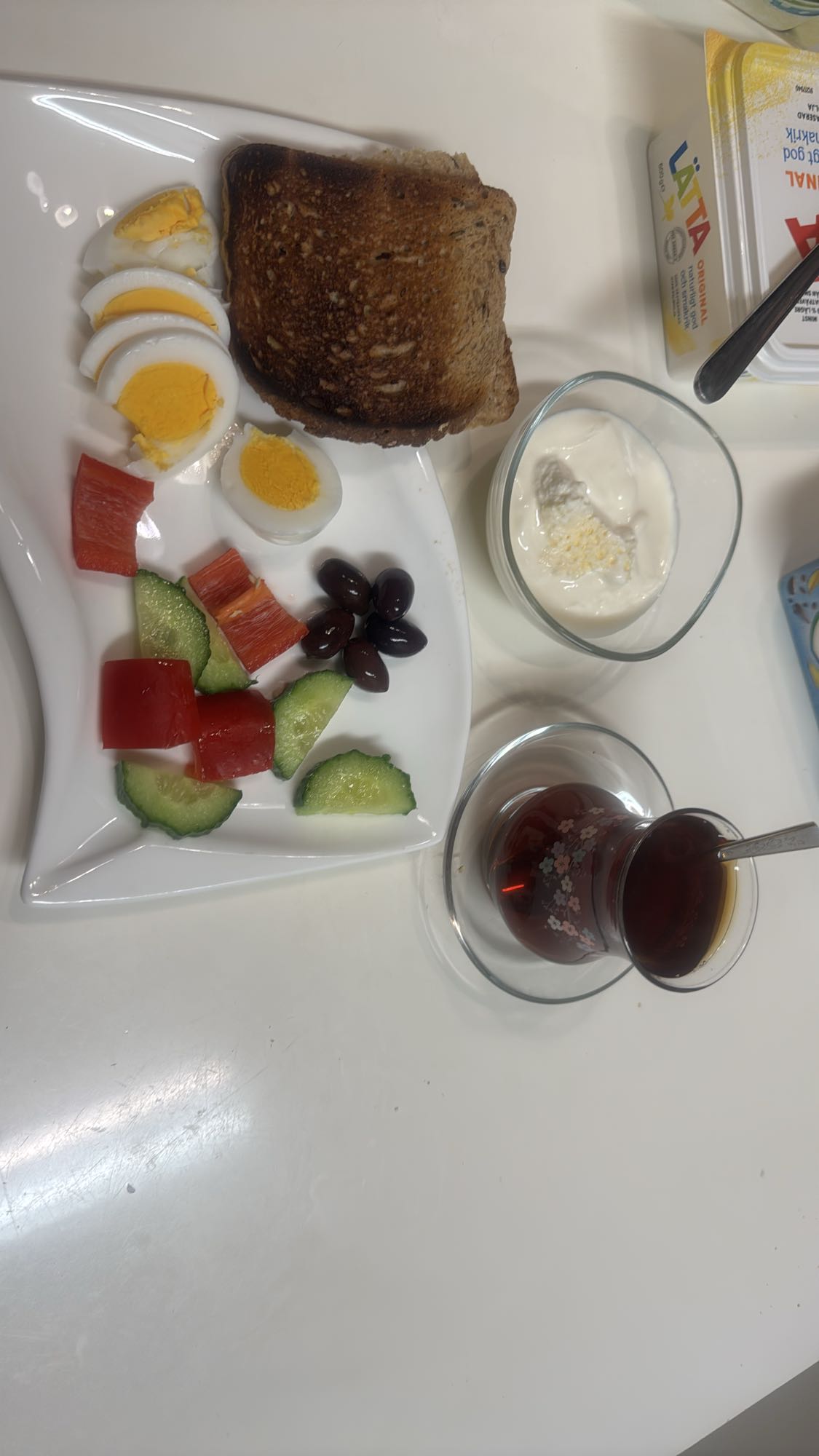 Frukosttallrik med te