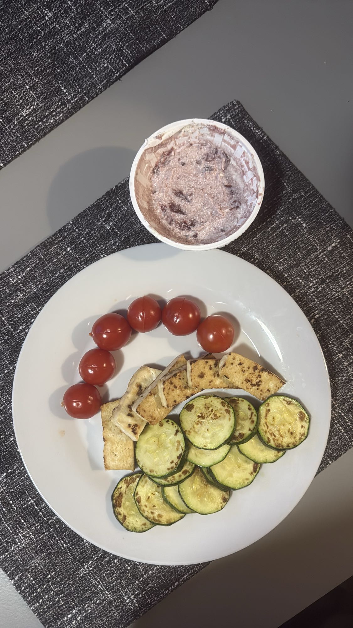 Mic dejun cu legume și iaurt