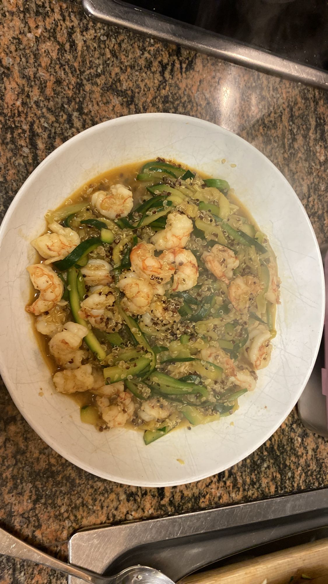 Camarones con quinoa y calabacín