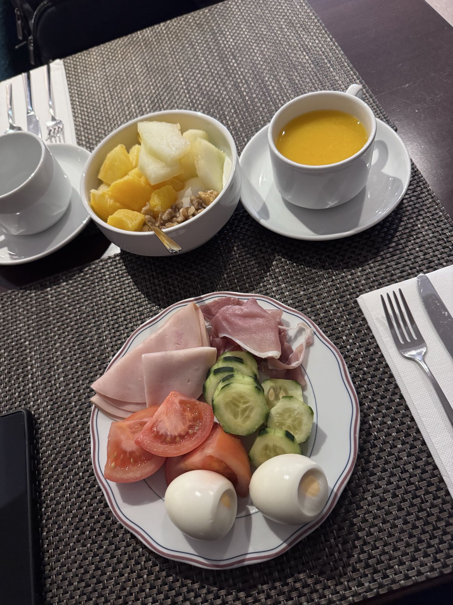 Kahvaltı tabağı ve meyve