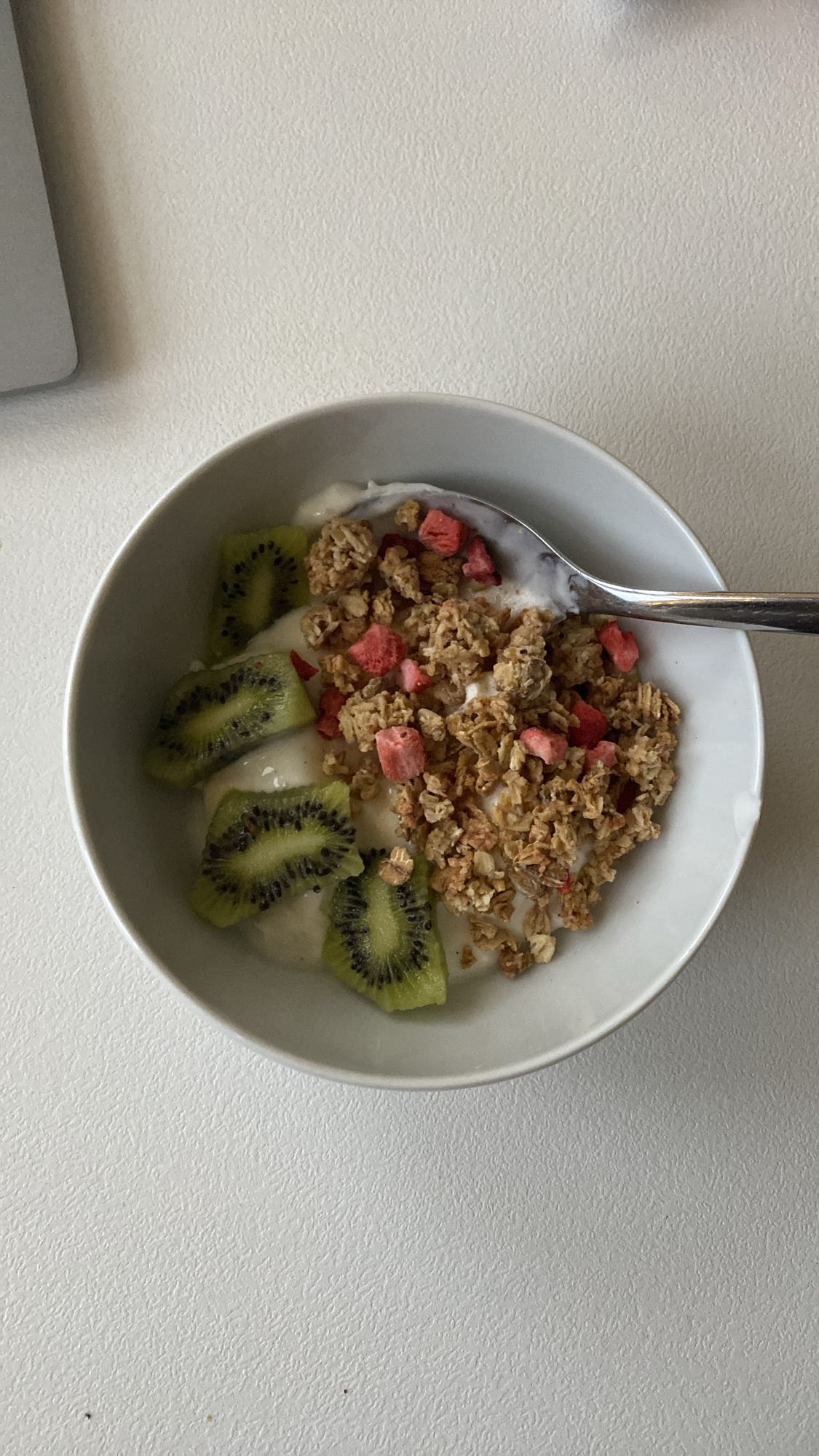 Yoghurt med müsli og kiwi