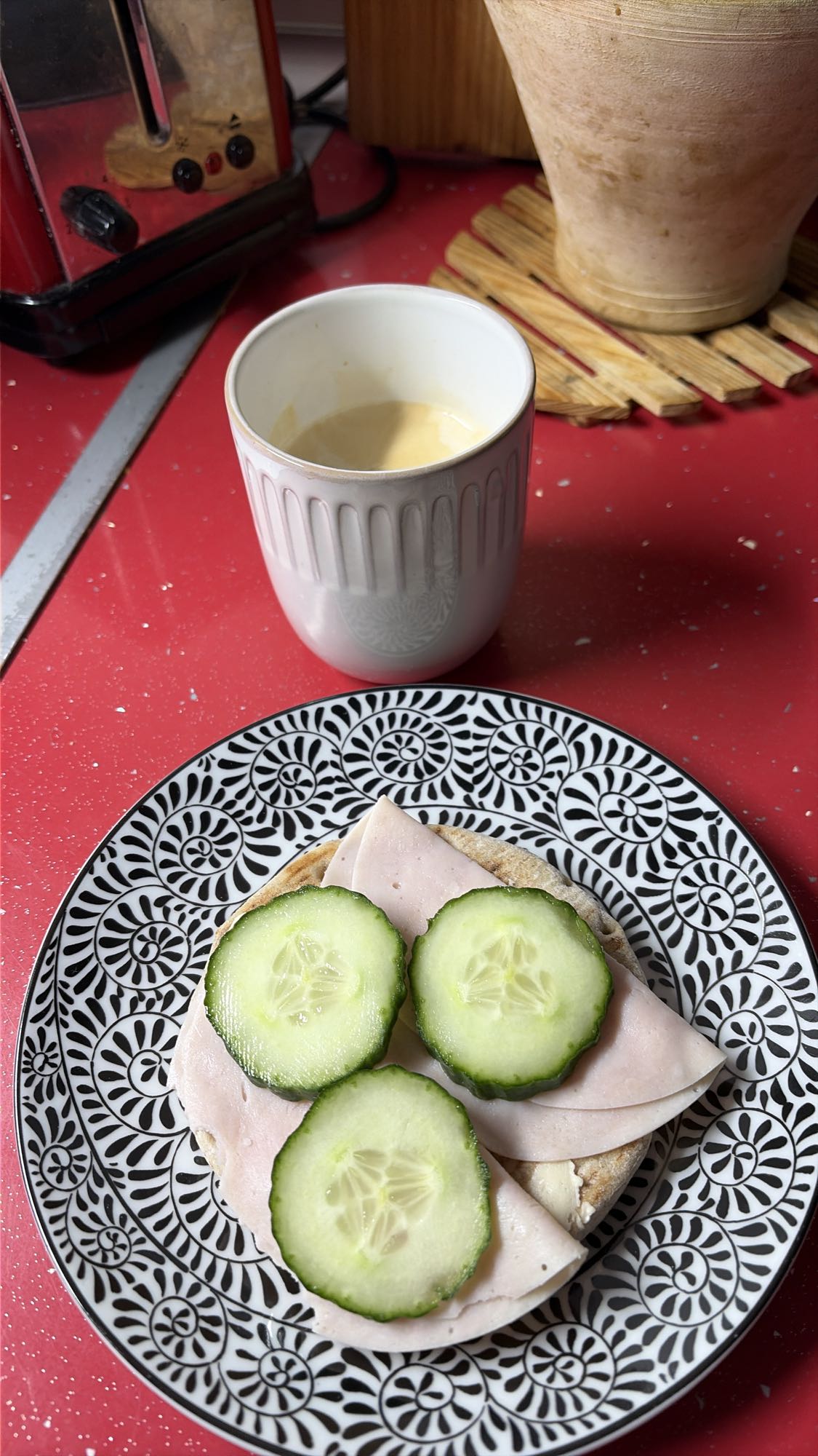 Pan con pavo y pepino