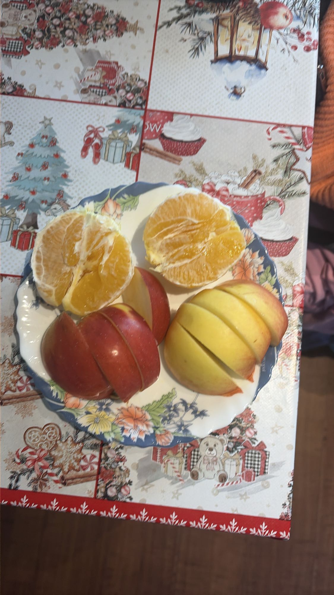 Fructe proaspete pe farfurie