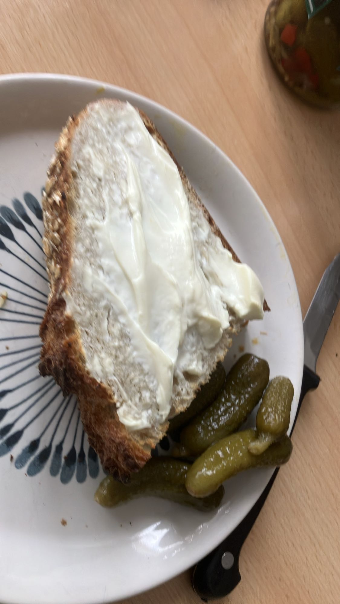 Pão com manteiga e picles