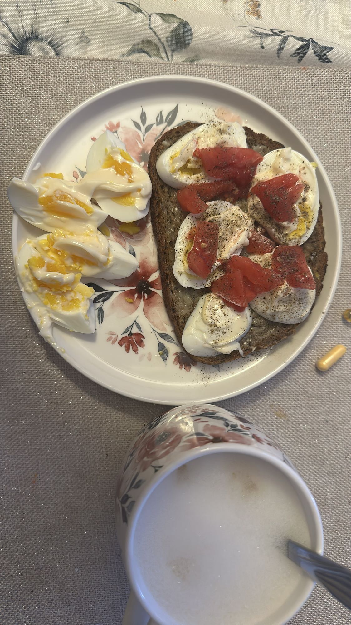 Jajka i kanapka z pomidorem