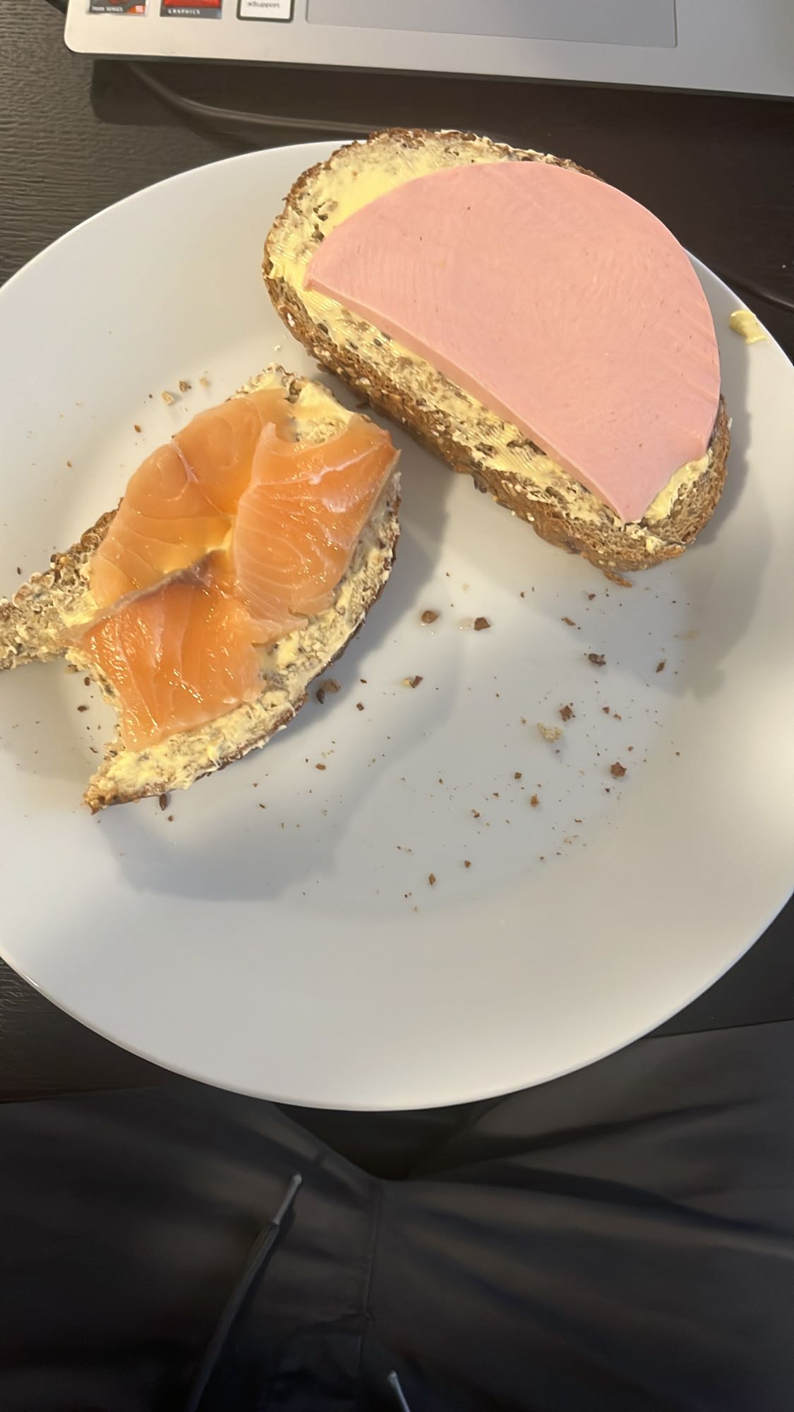 бутерброды с лососем и колбасой