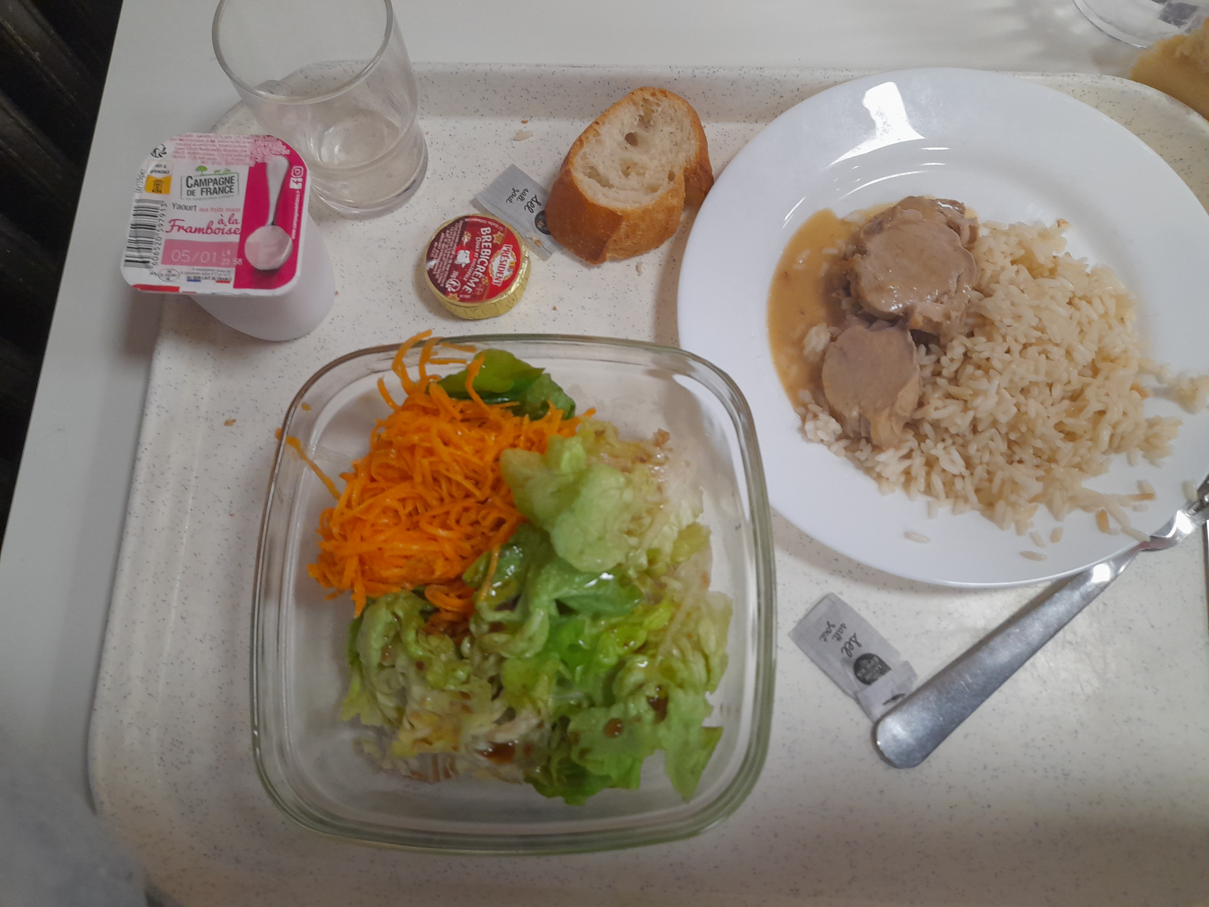Repas viande riz salade