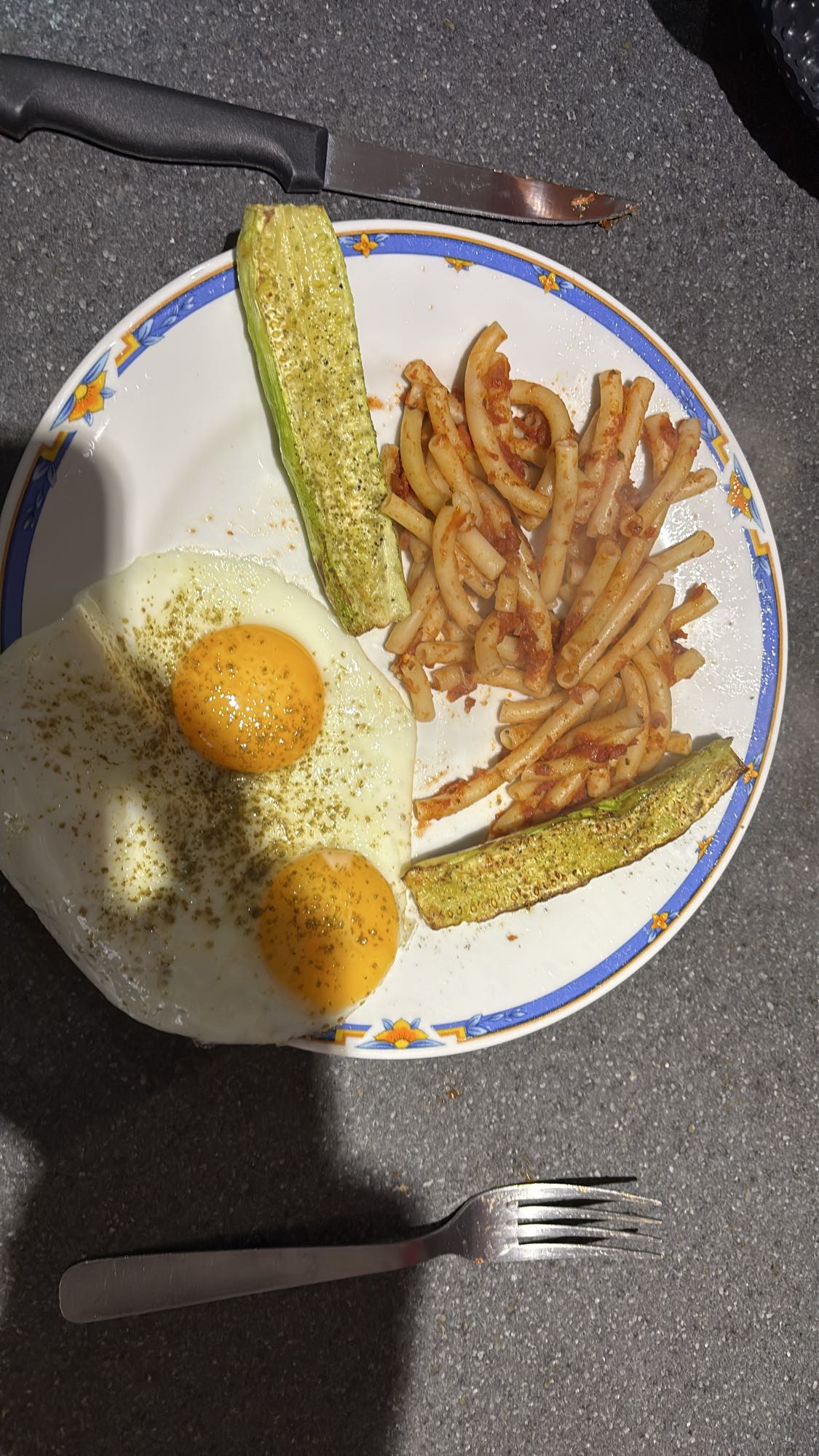 Œufs, pâtes et courgettes