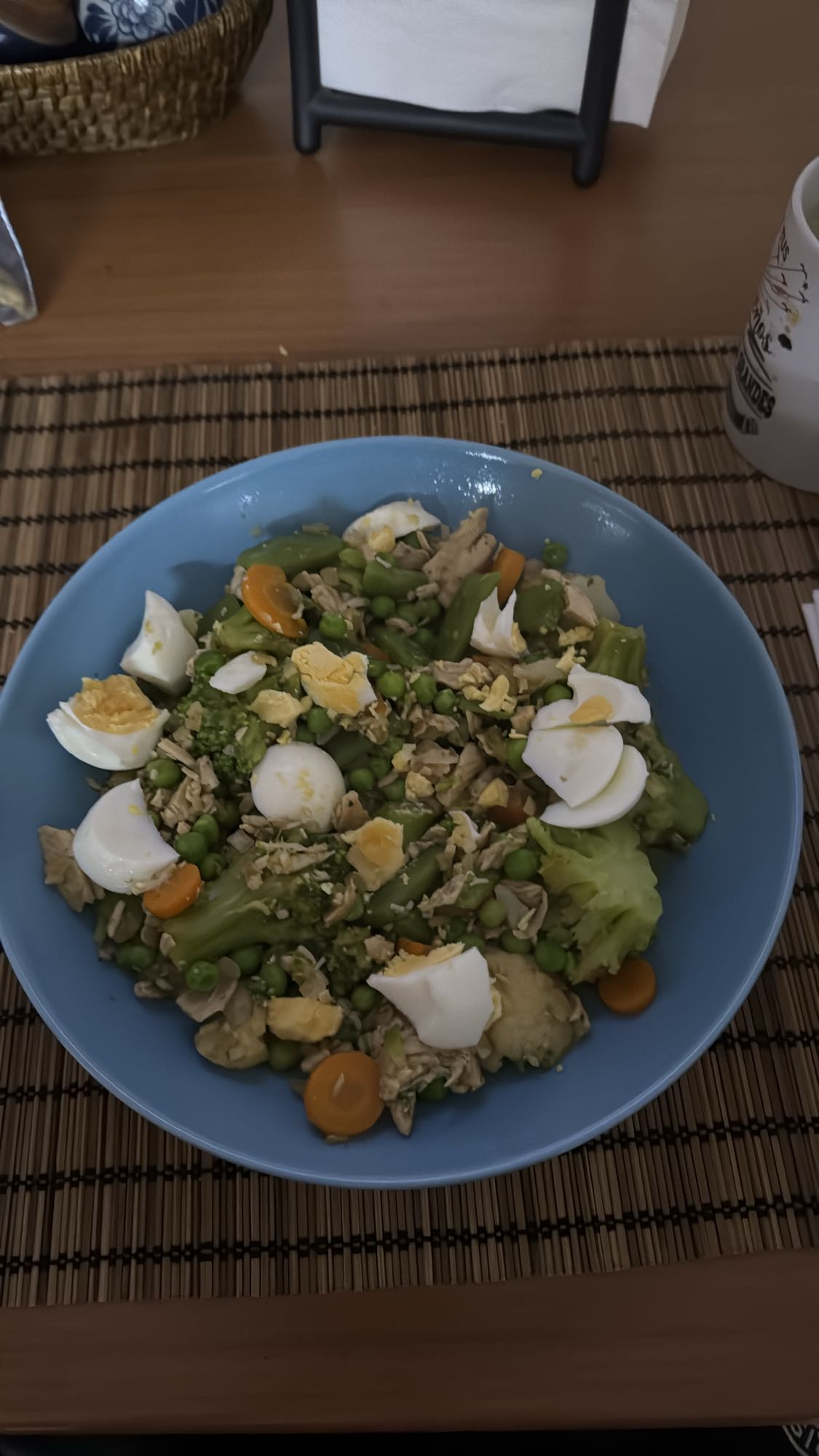 Ensalada con huevo y pollo