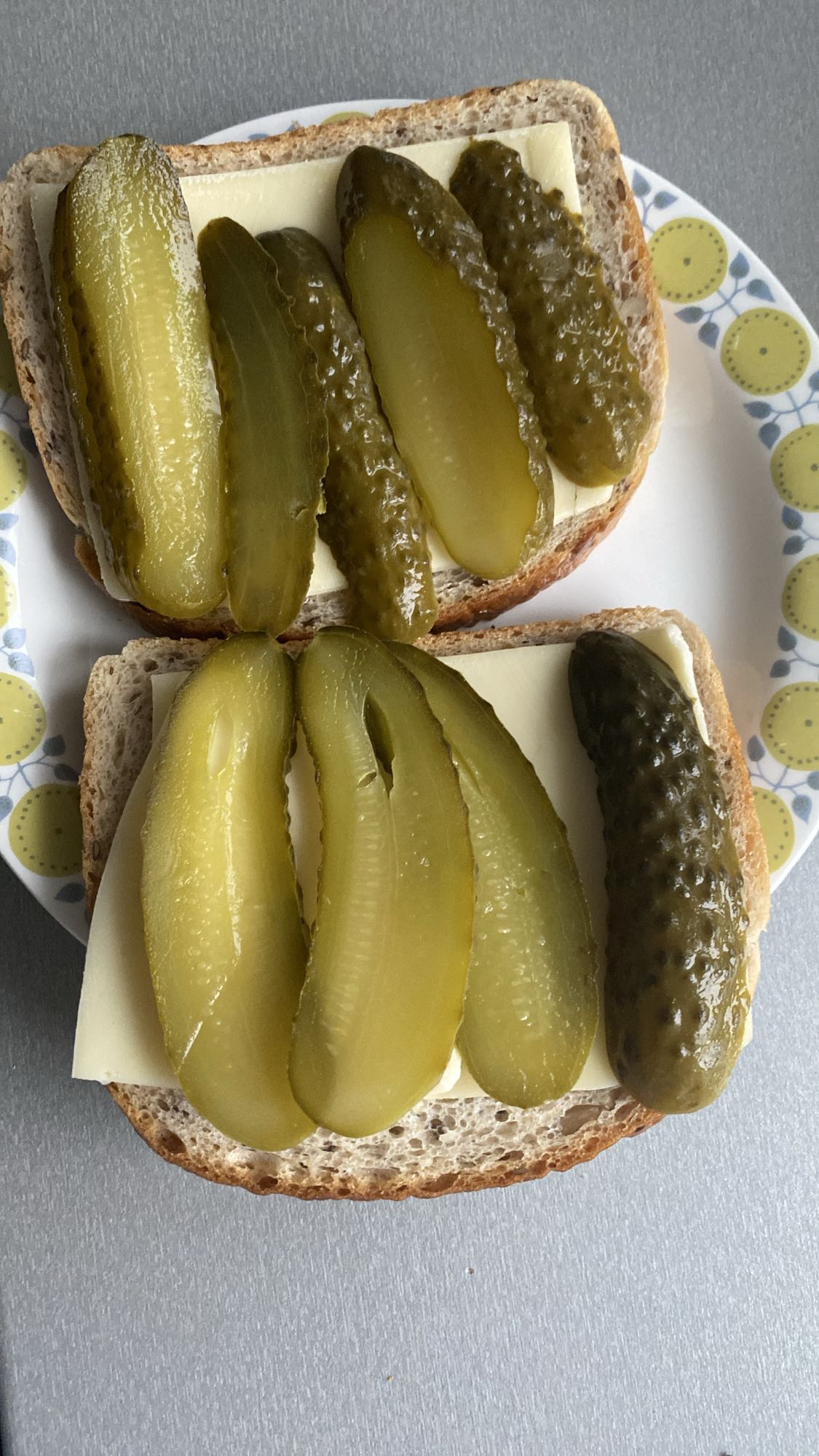 Kanapki z serem i ogórkiem