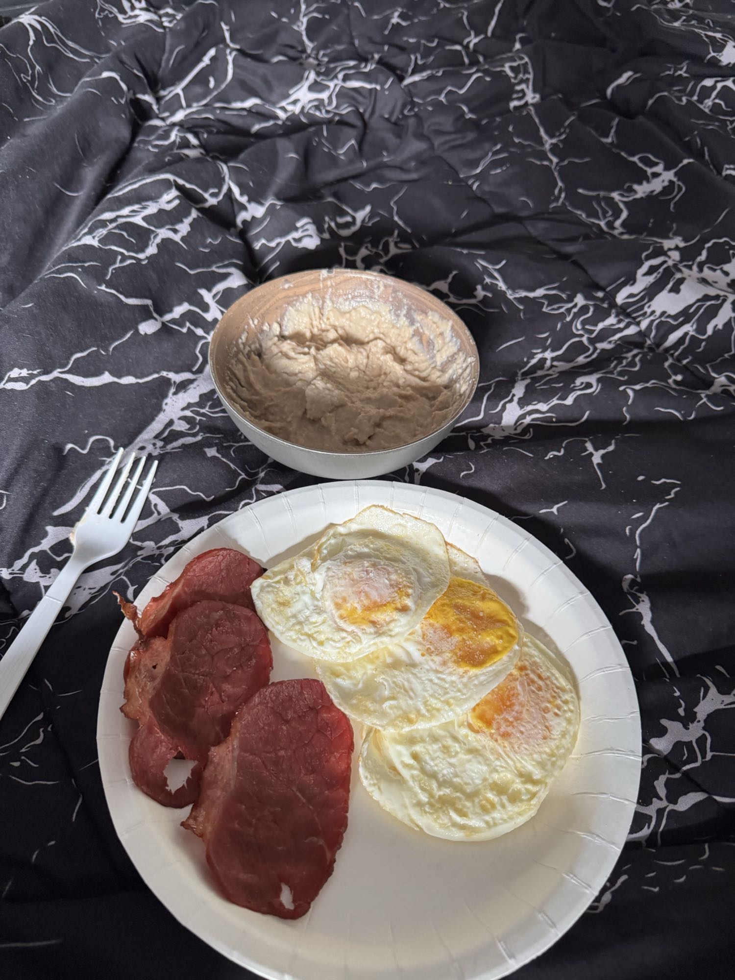 Desayuno con nestum, huevos y lomo ahumado