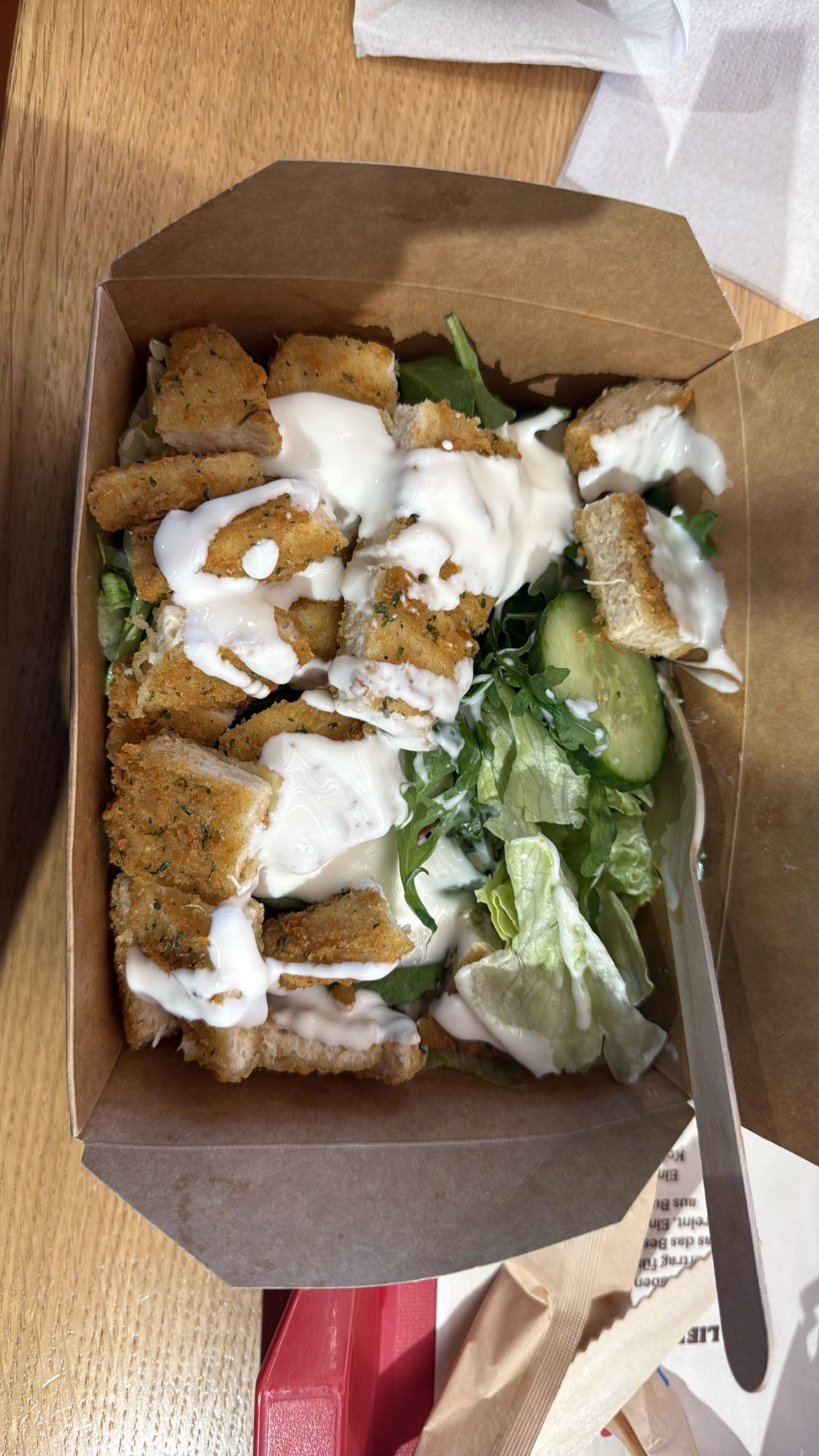 Salată cu pui crocant