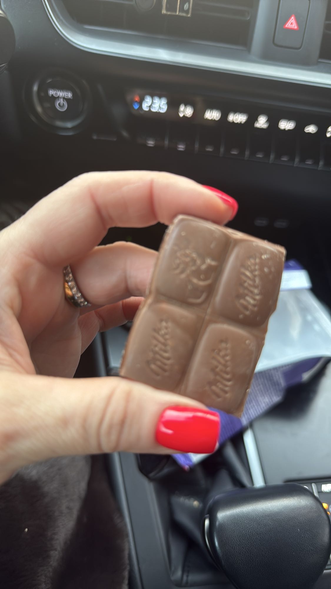 Kostka mlecznej czekolady