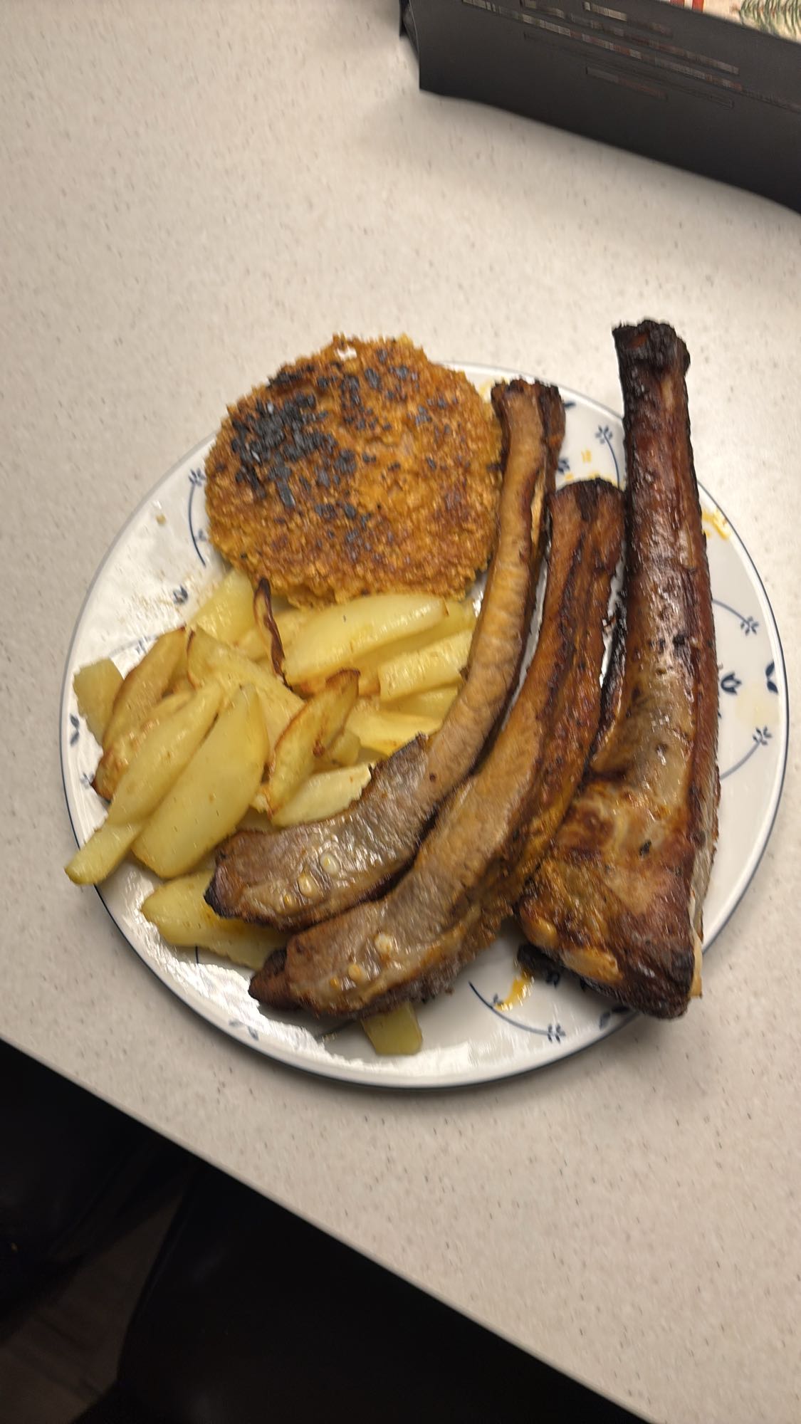 Spareribs, stekt potet og kyllingburger