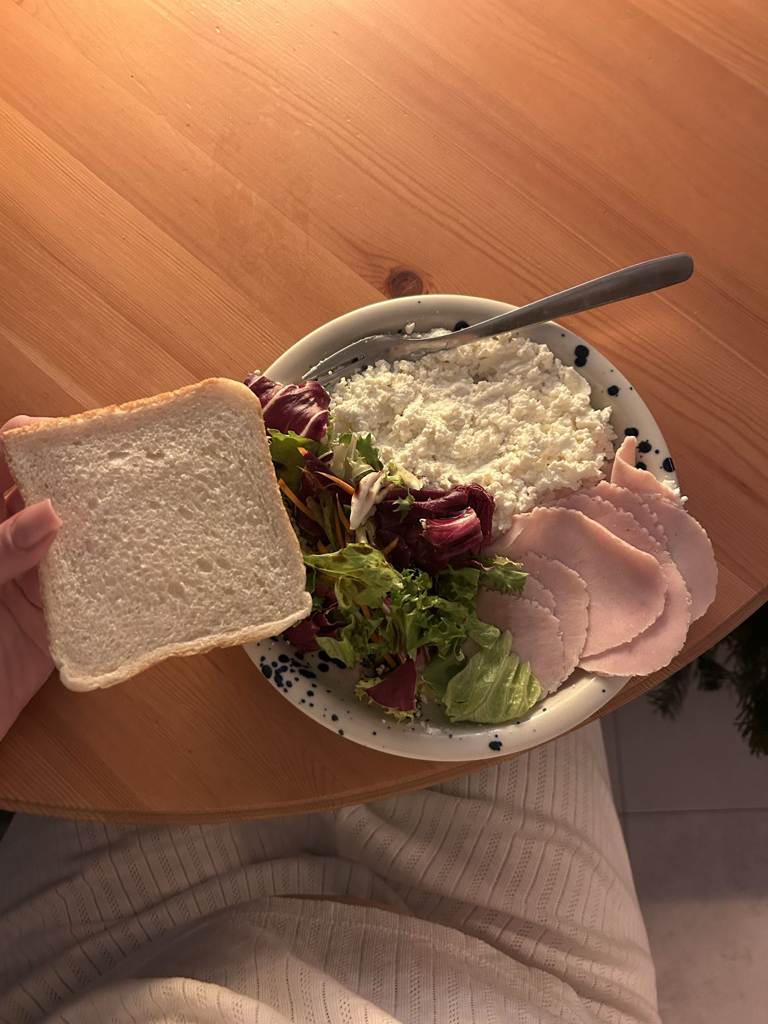 Творог с ветчиной и салатом