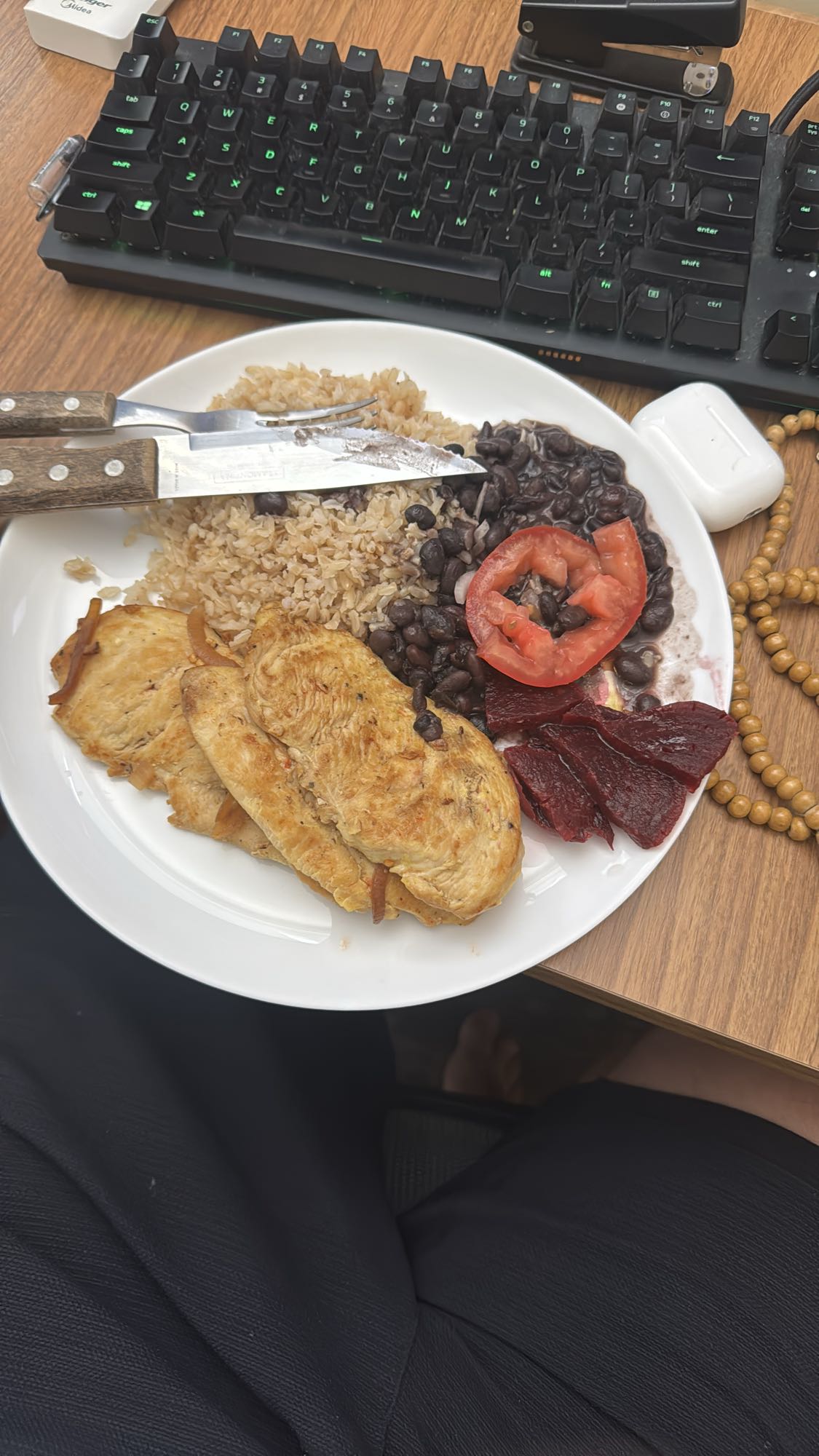 Frango, arroz, feijão e salada
