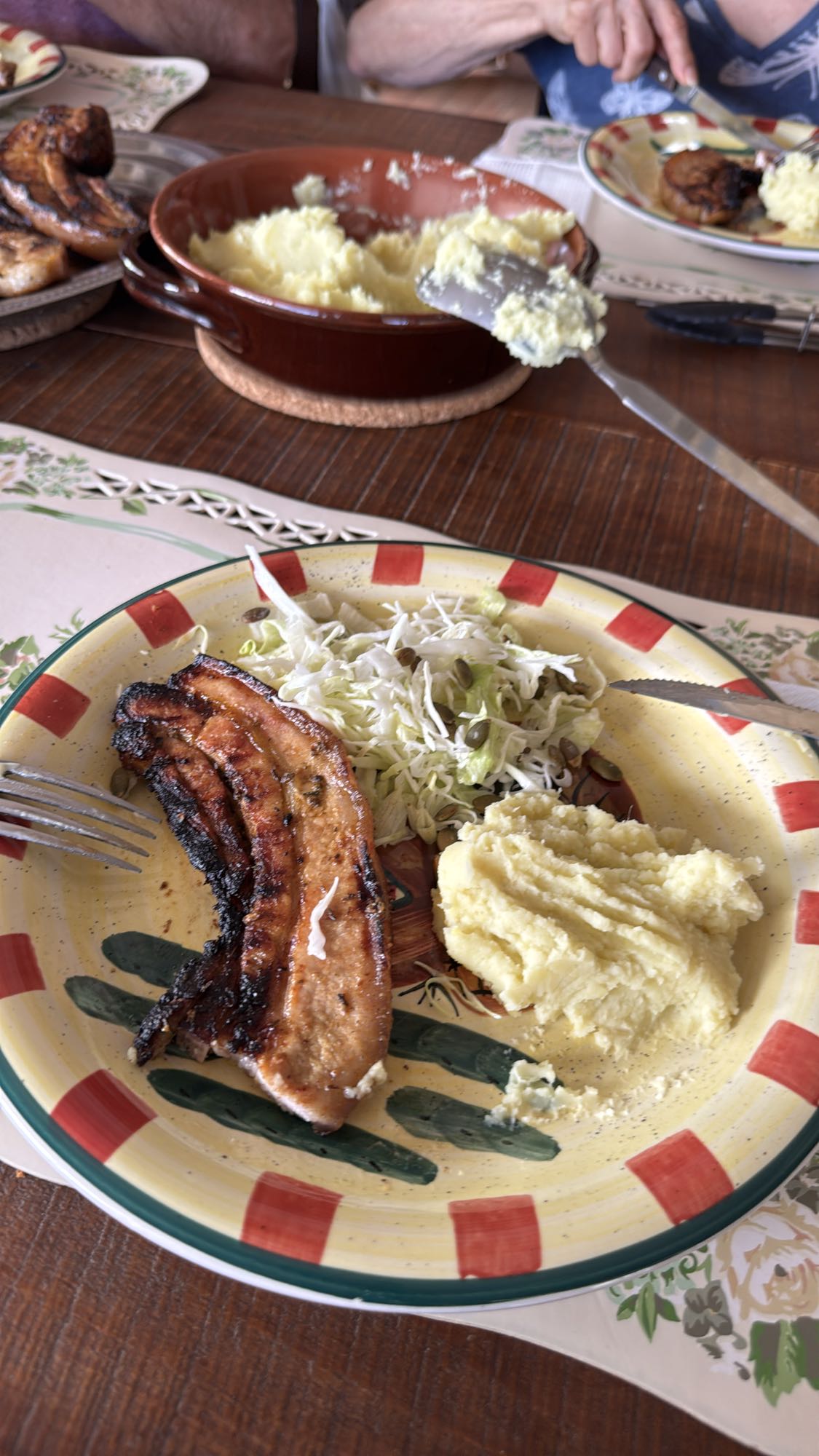 Cerdo con puré y ensalada