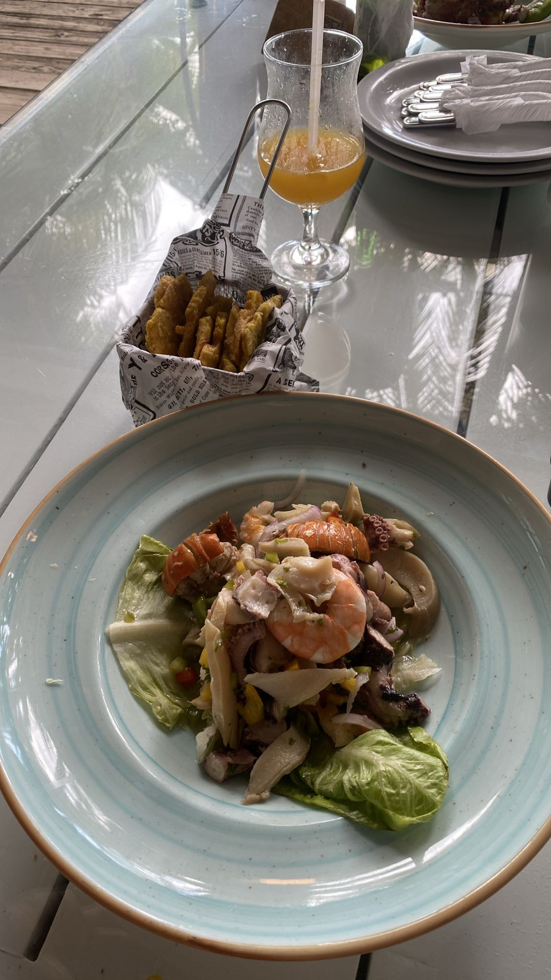ceviche mixto con tostones