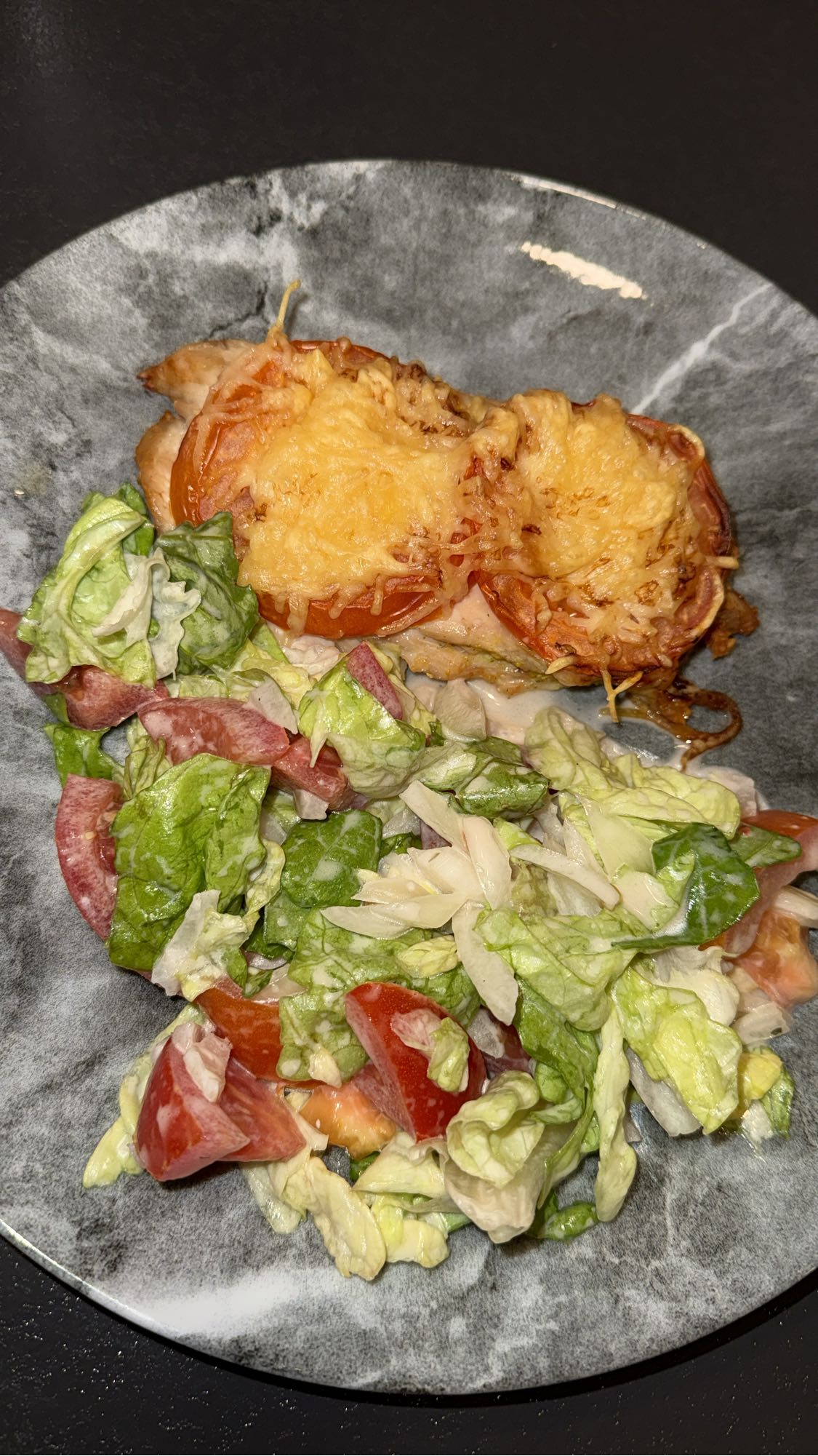 Poulet gratiné et salade