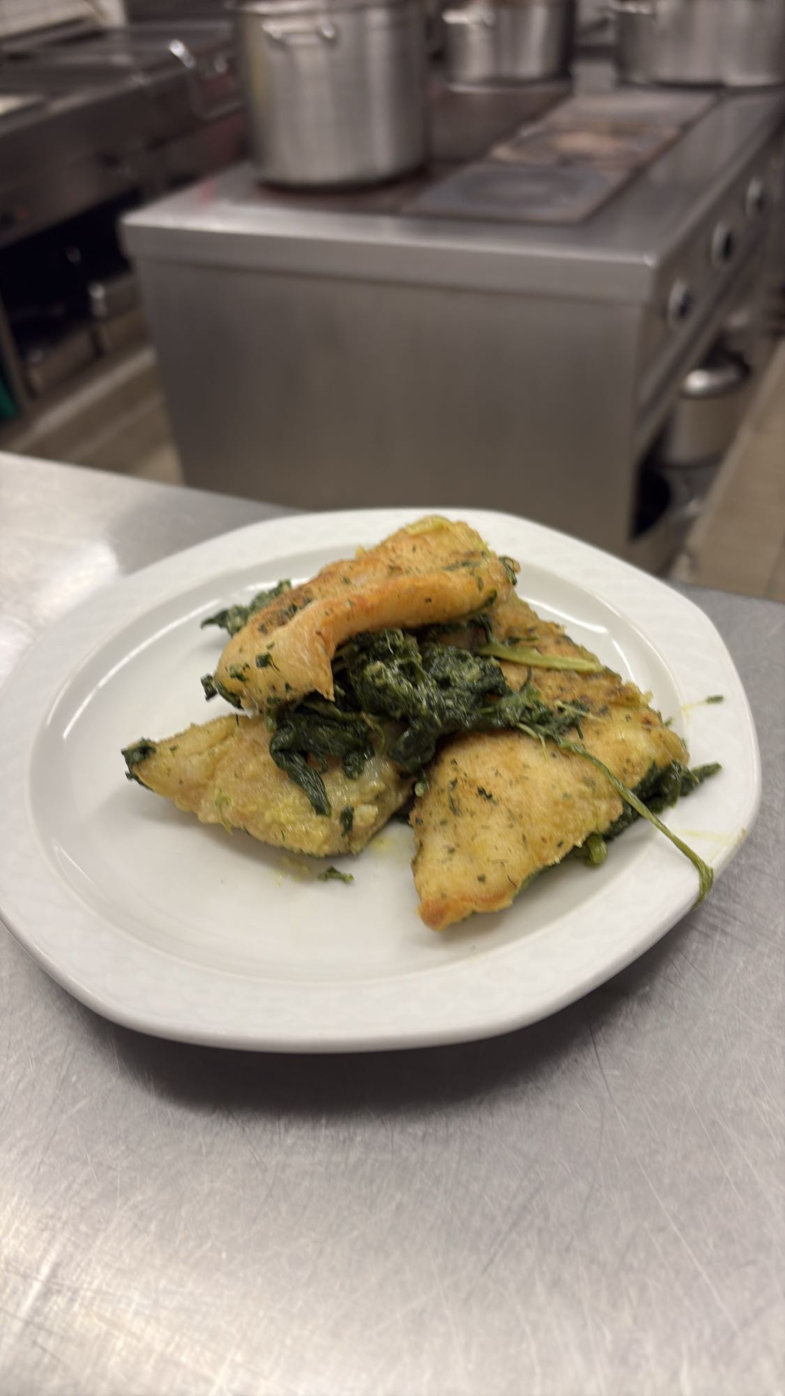 Gebratener Fisch mit Spinat