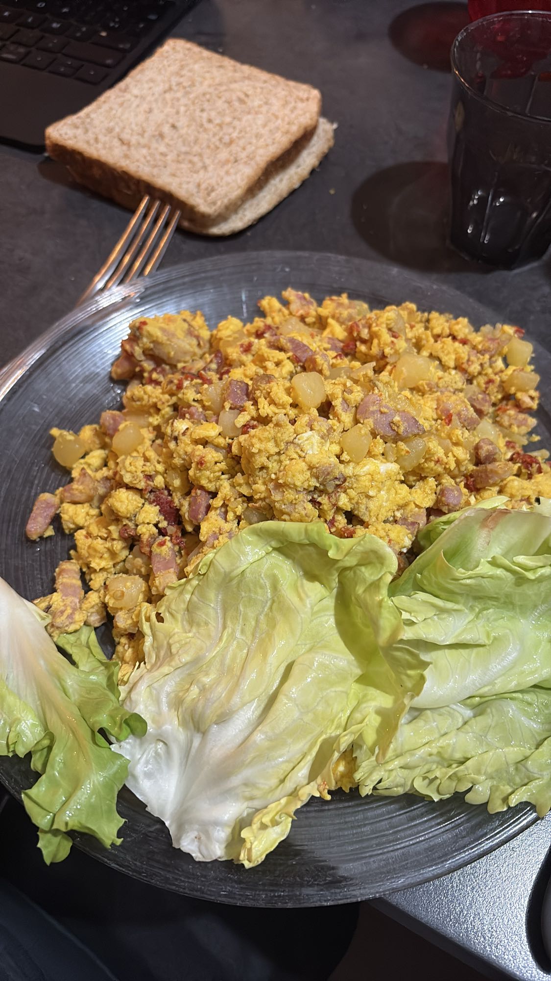 Oeufs brouillés jambon salade