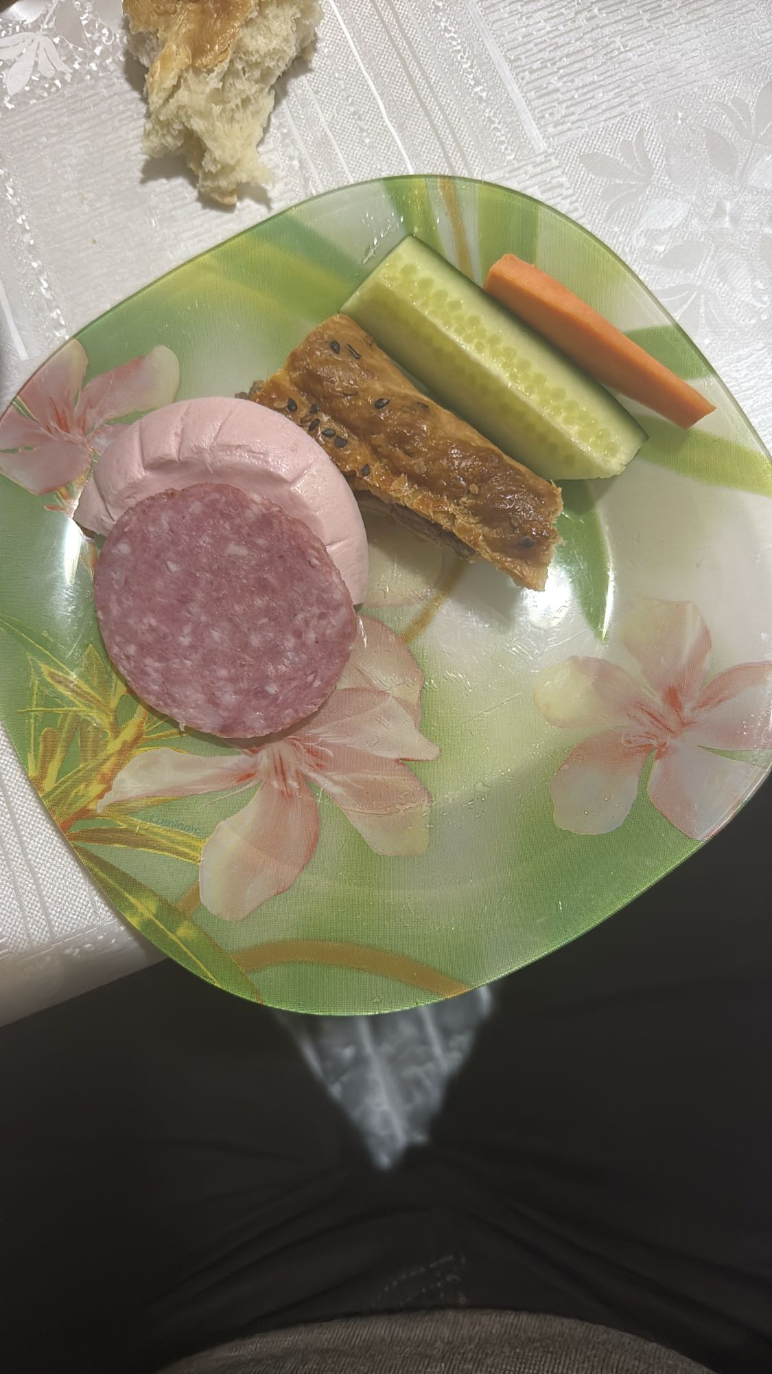 Закуска с колбасой и овощами