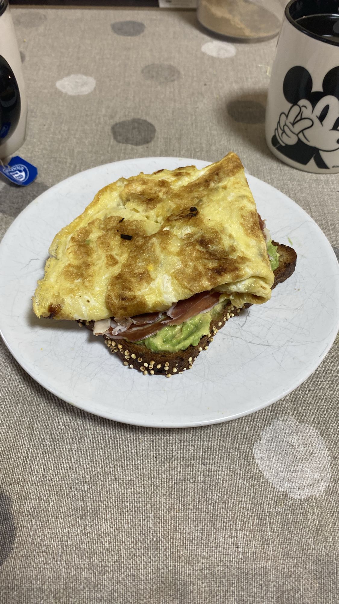 Tostada con huevo y jamón