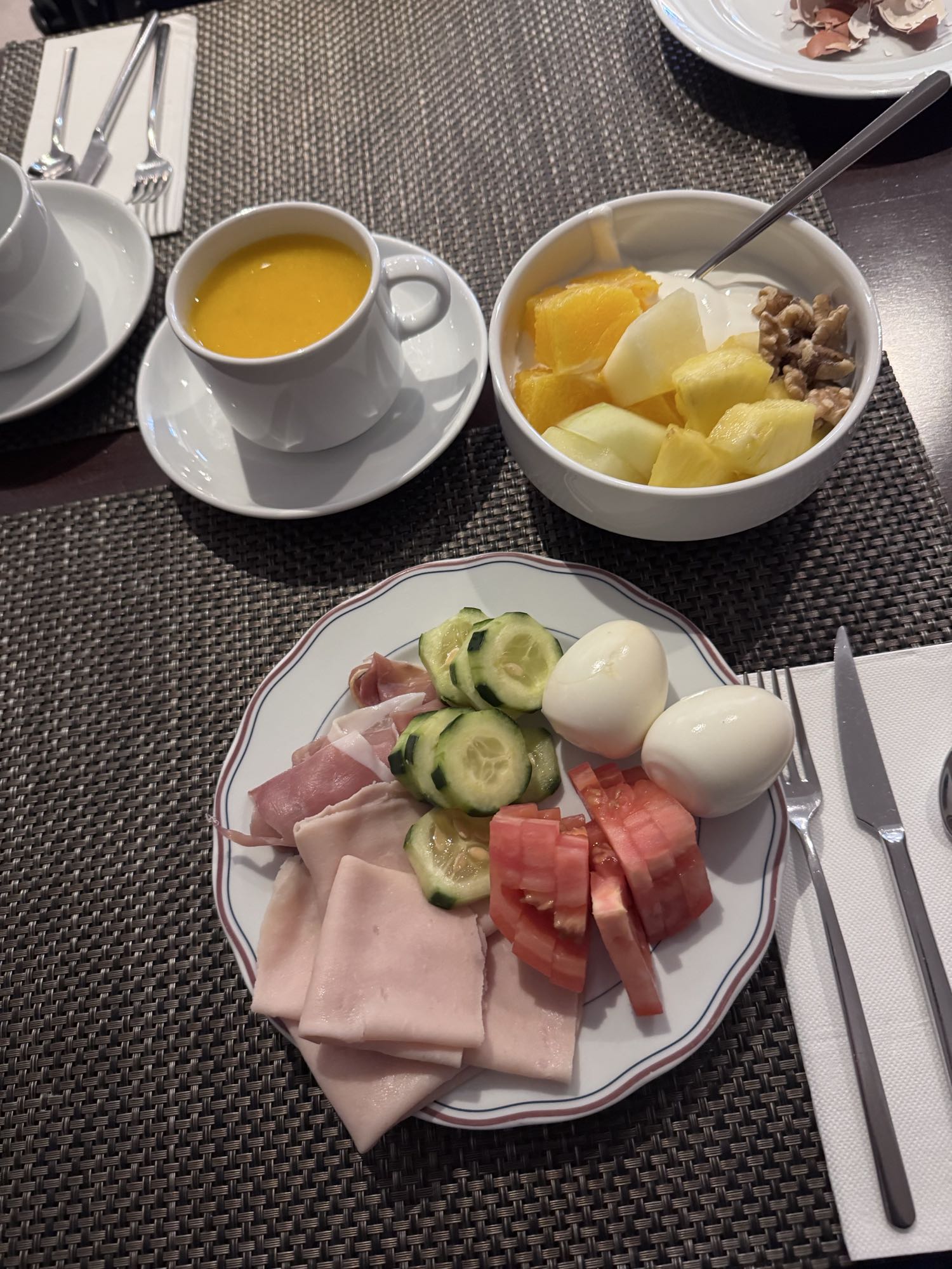 Kahvaltı tabağı ve meyve