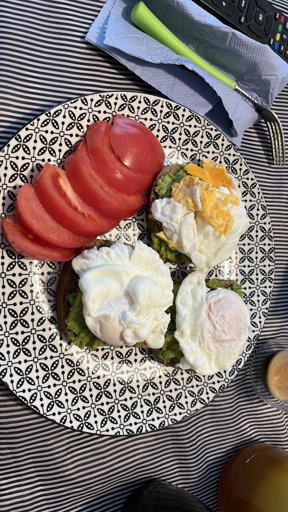 Яйца върху авокадо тост