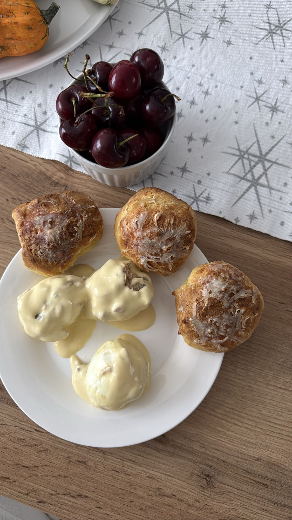 Chifle cu chiftele și cireșe