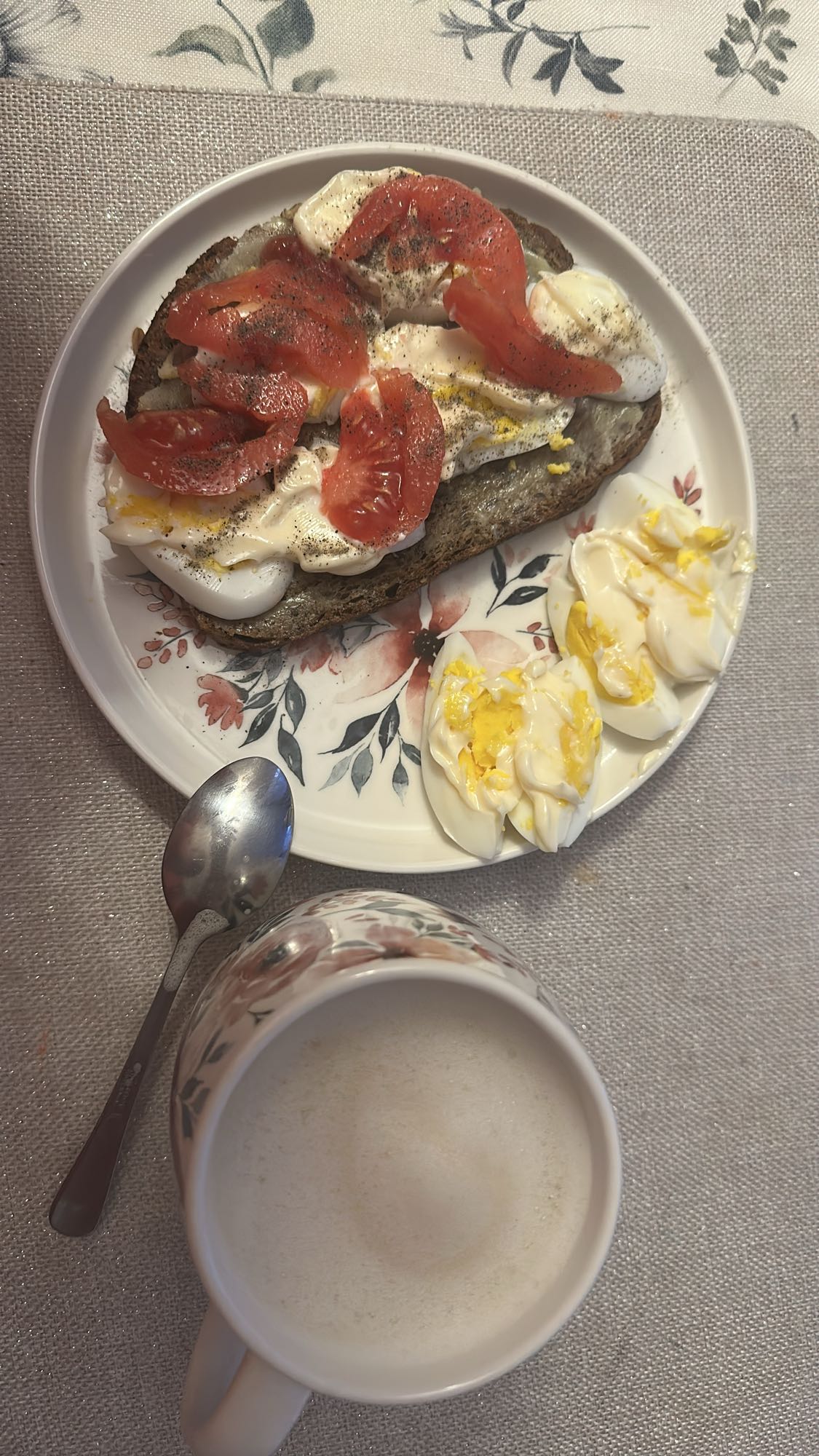 Jajka z chlebem i kawą