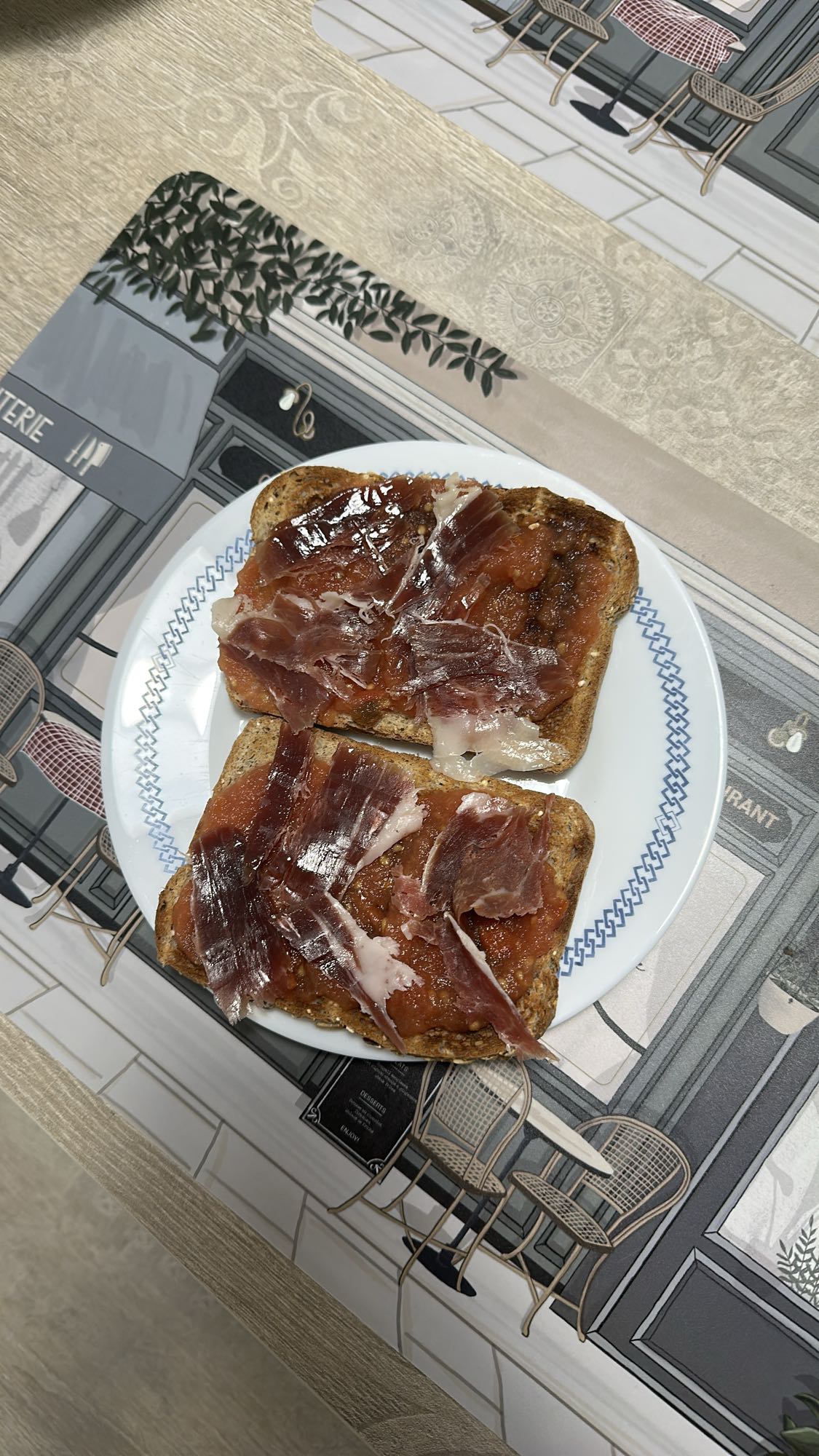 Tostada con jamón y tomate