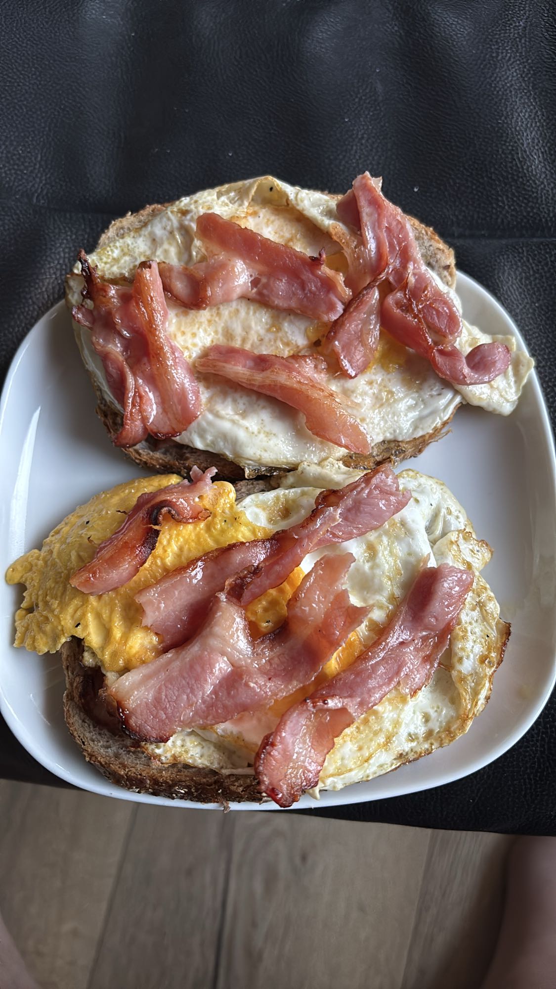 Egg og bacon på brød