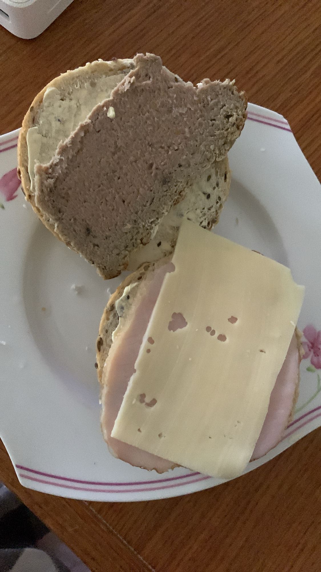 Kanapka z pasztetem i serem