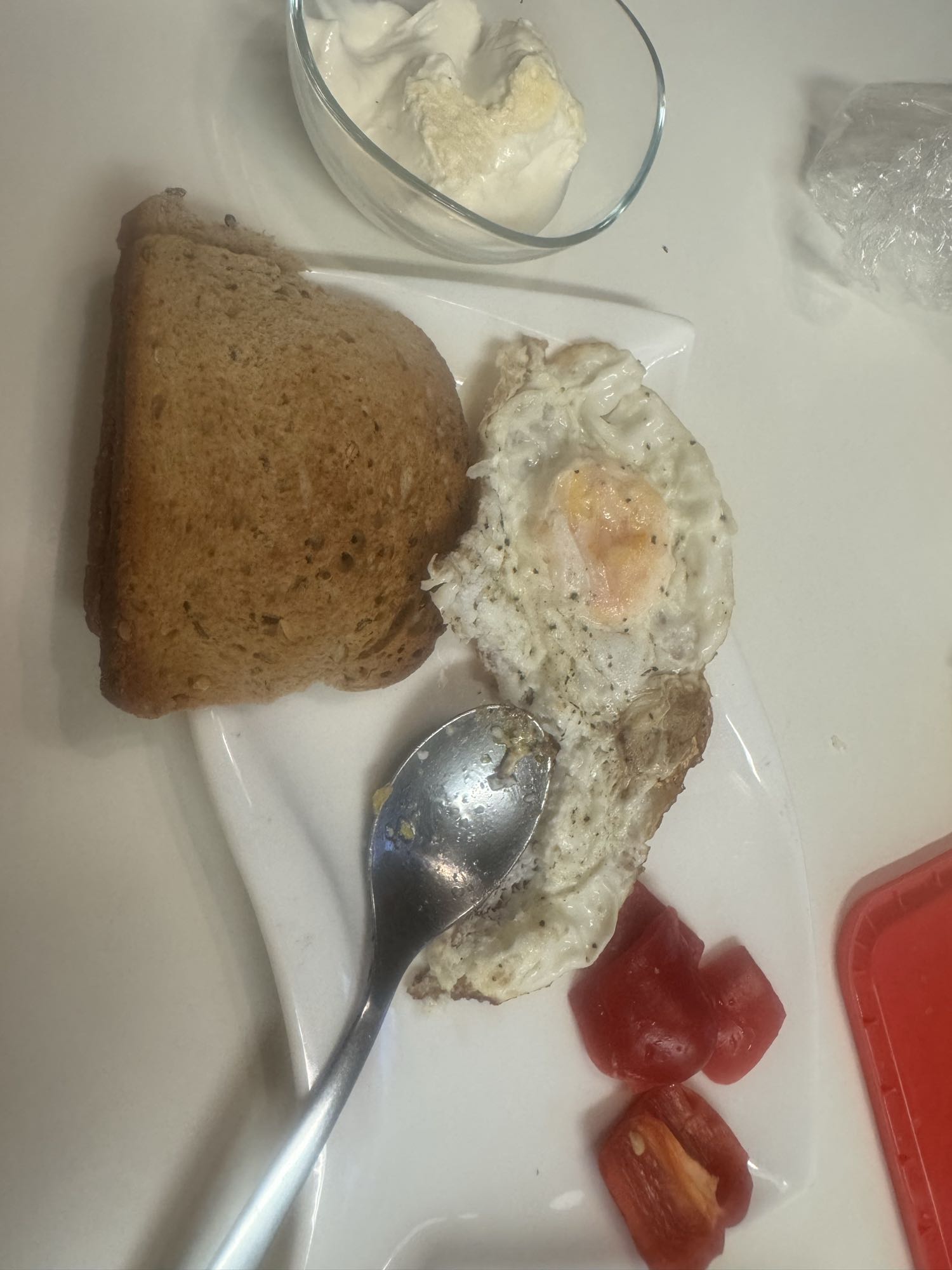 Frukost med ägg och bröd