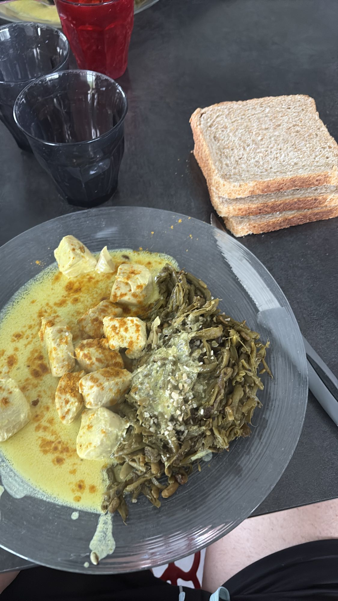 Poulet curry, haricots, pain