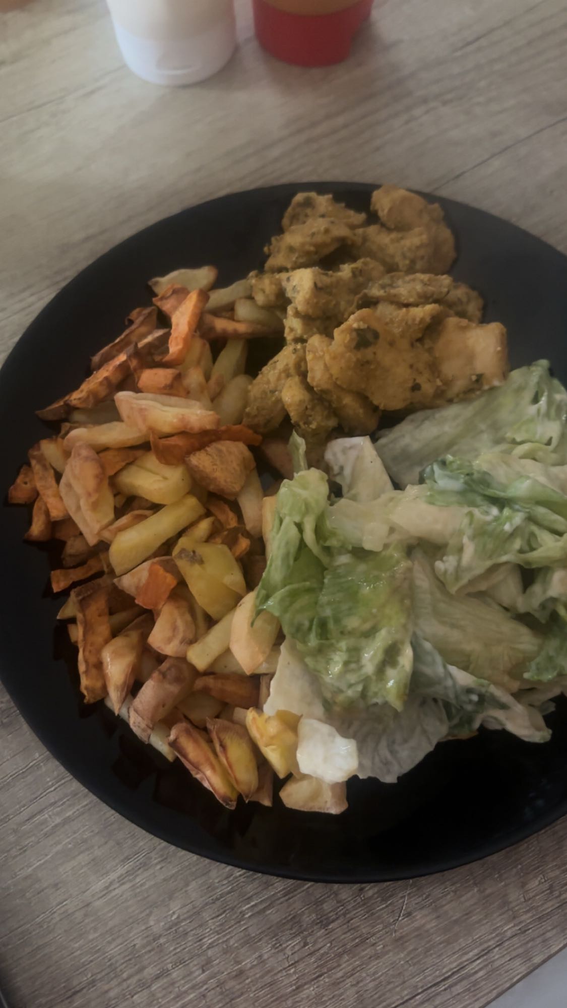 Poulet, pommes de terre, salade verte