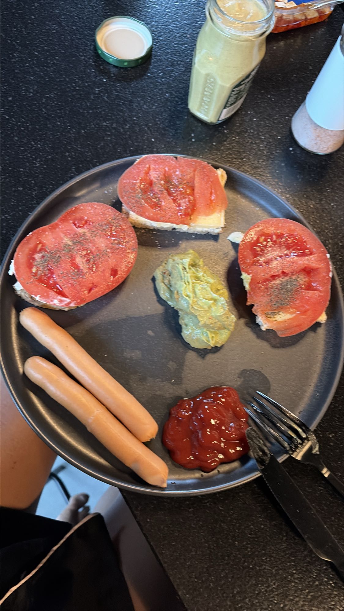 Parówki z bułką i pomidorem