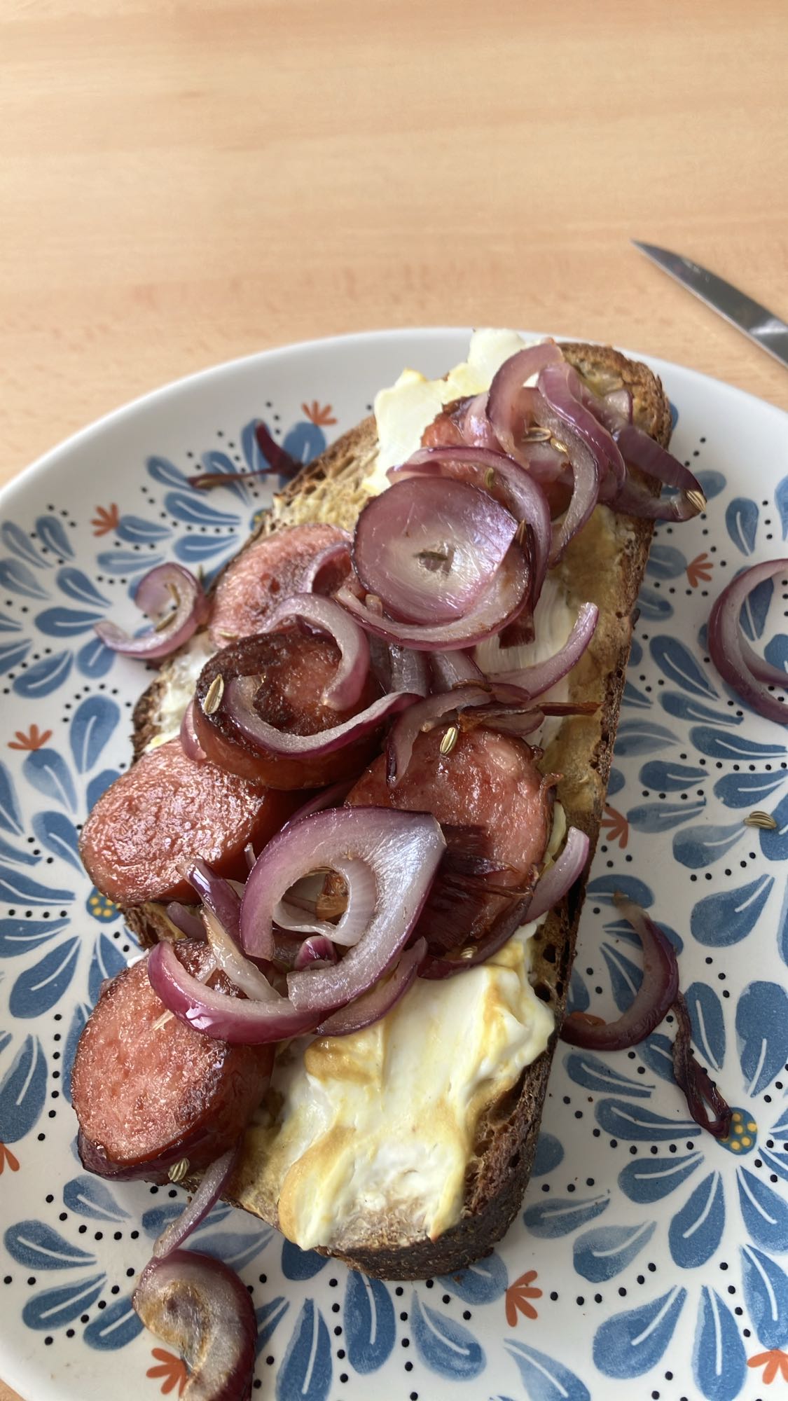 Torrada com linguiça e cebola
