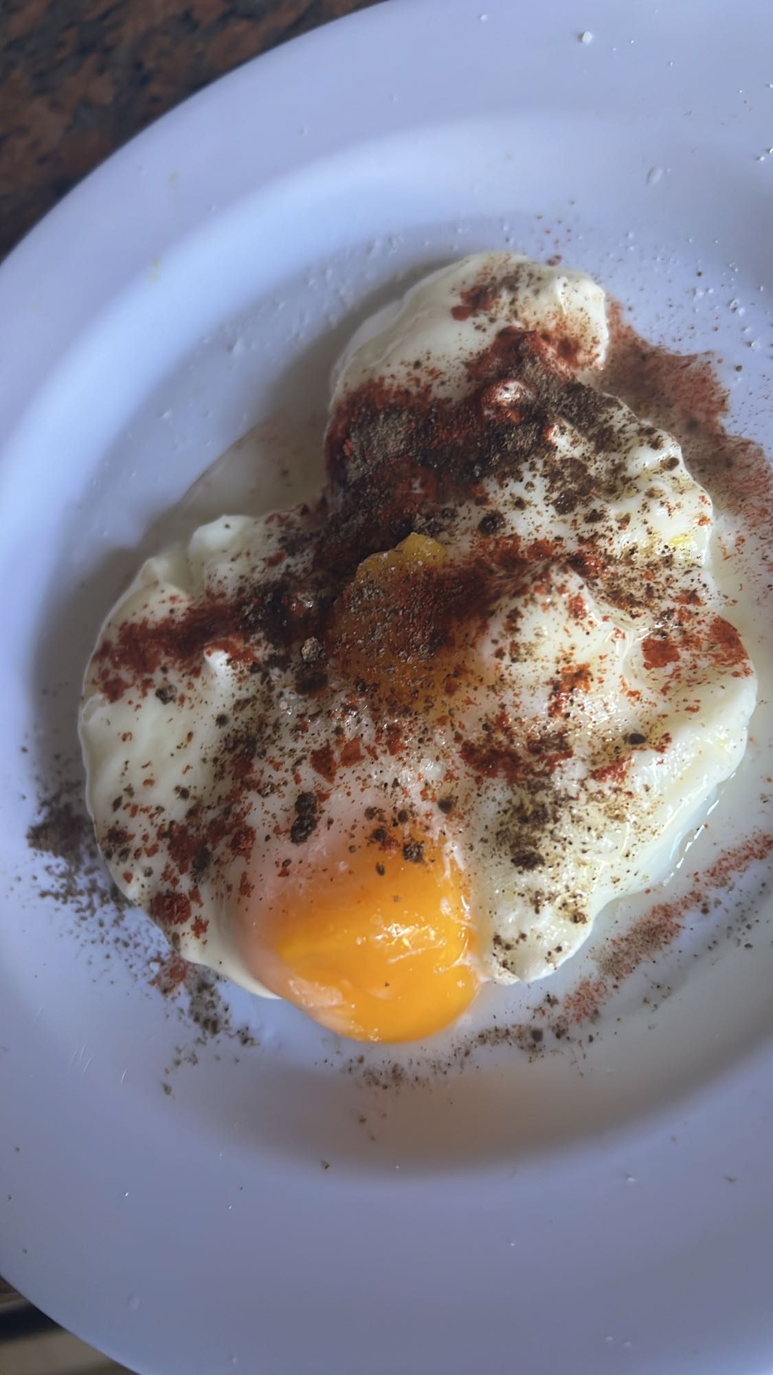 Poached eggs (2 whole and 4 eggs white) with paprika and black pepper