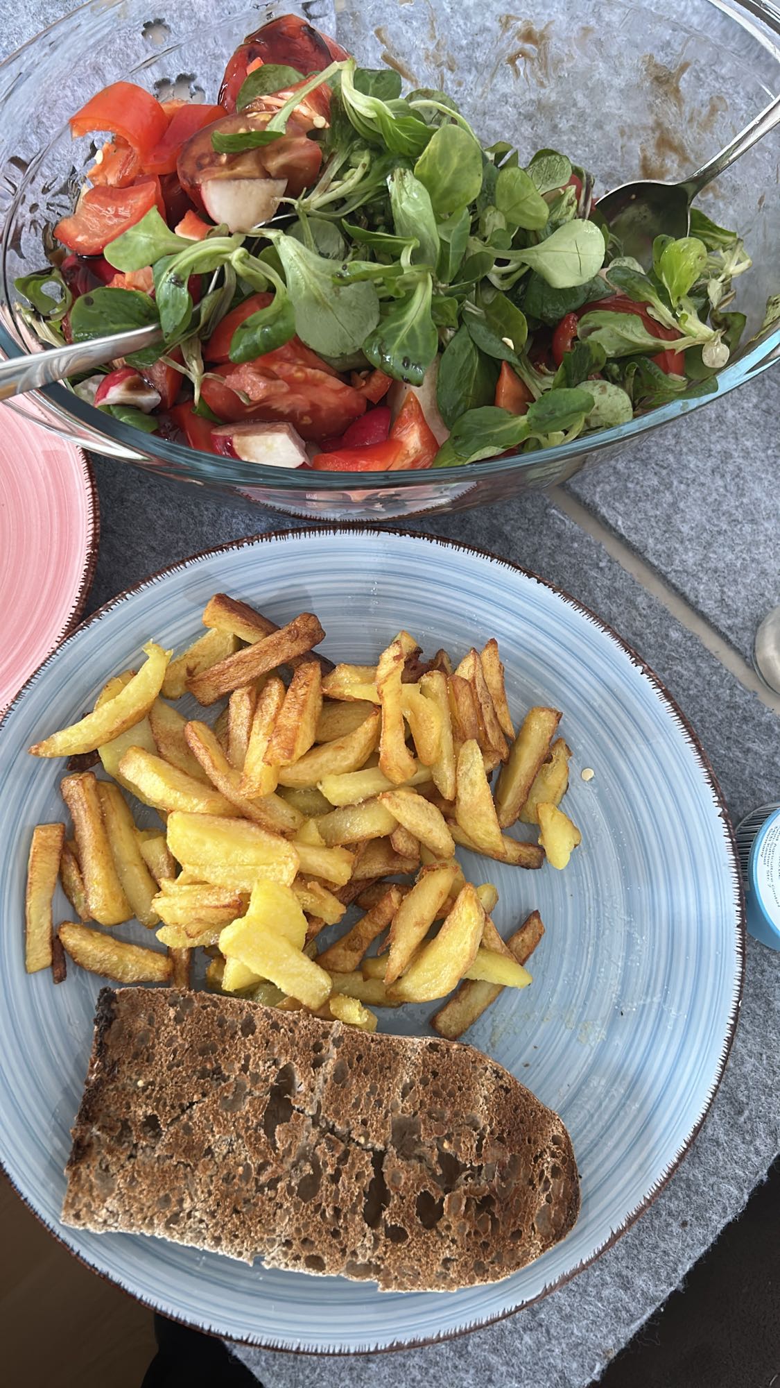 Ensalada y papas fritas