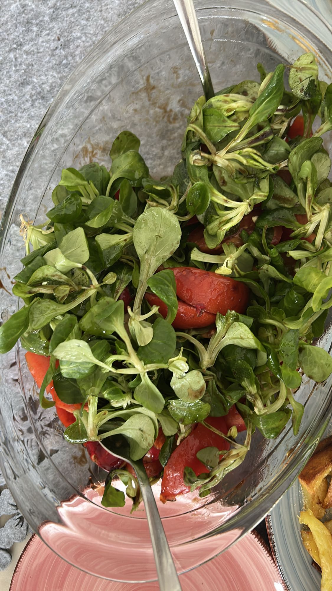 ensalada de canónigos y tomate