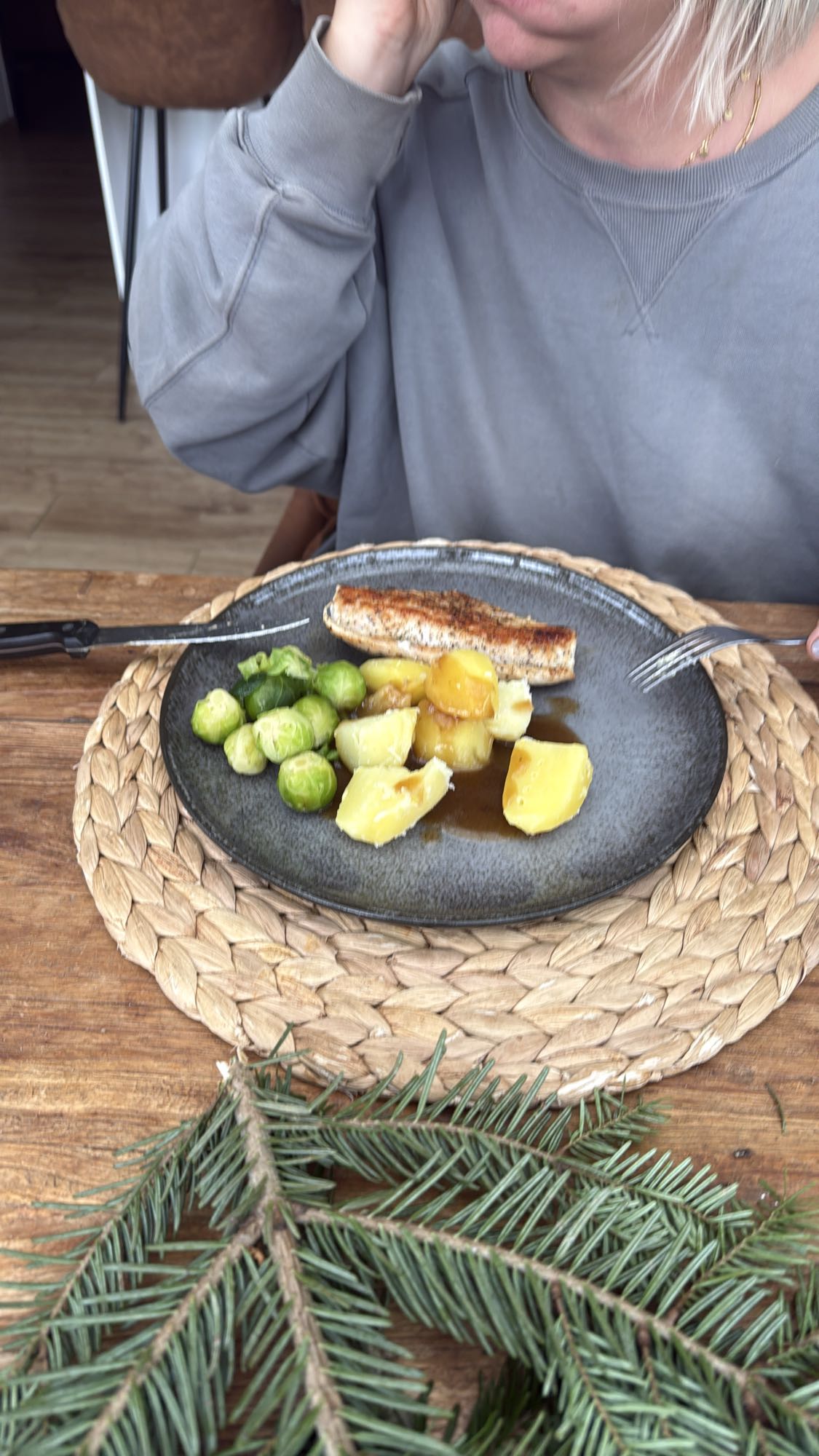 Fisch mit Kartoffeln und Rosenkohl