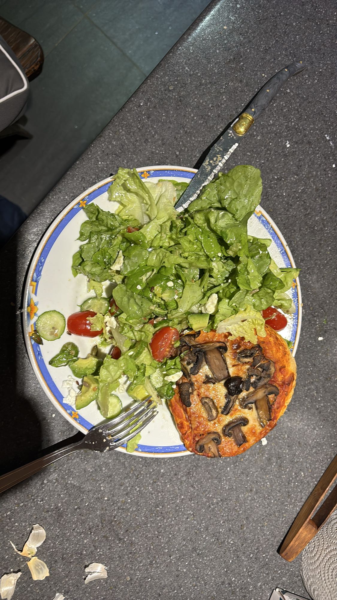 Pizza aux champignons et salade