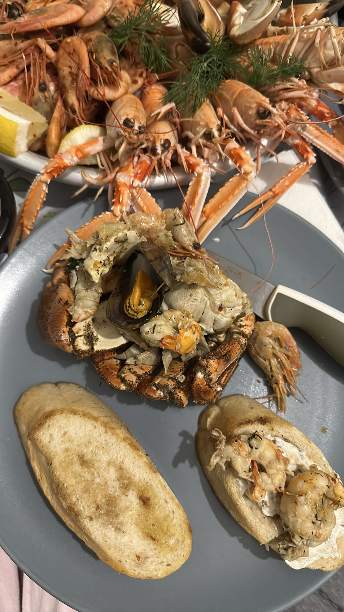 морепродукты с хлебом