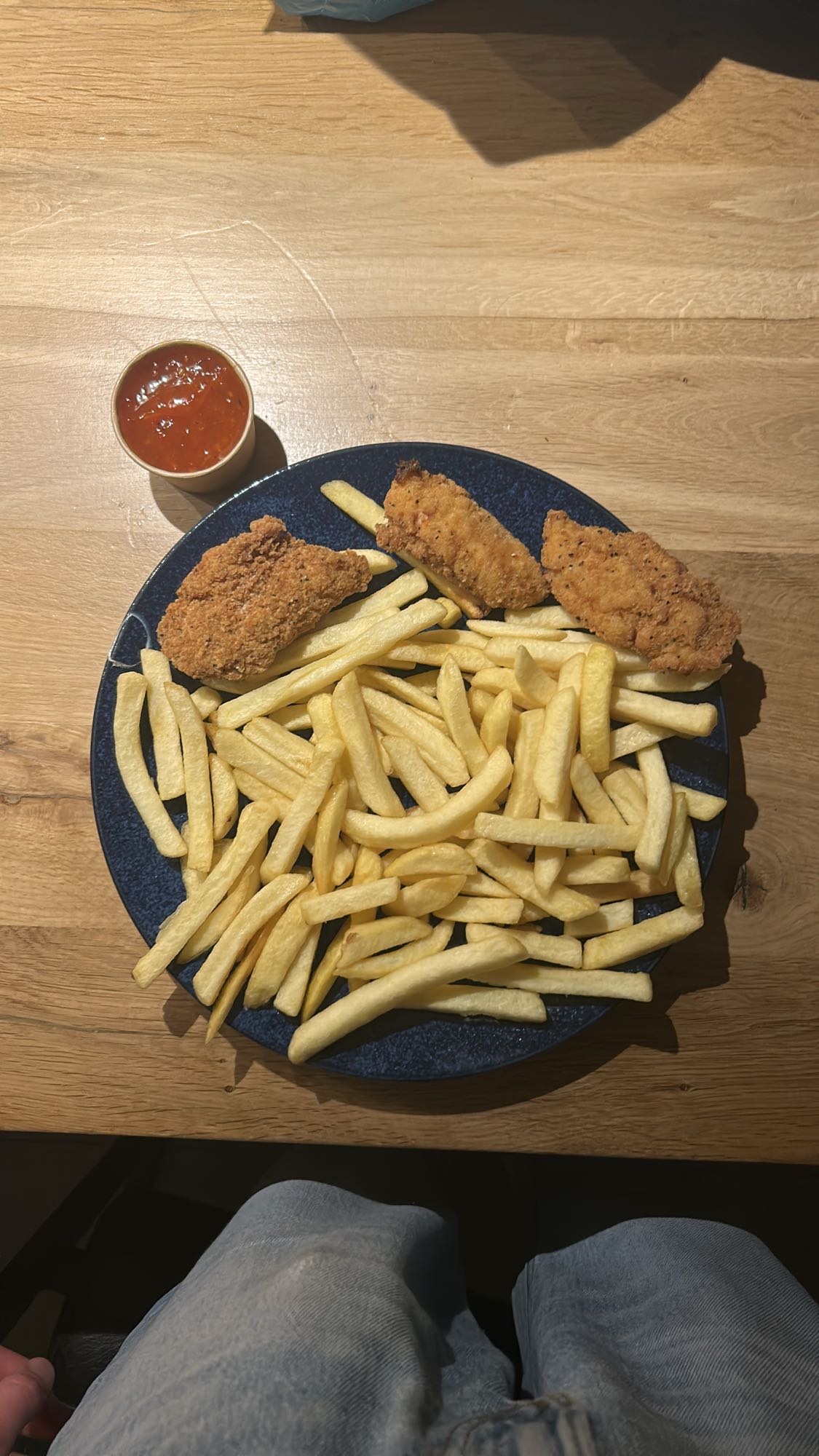 Friet met kipnuggets en saus